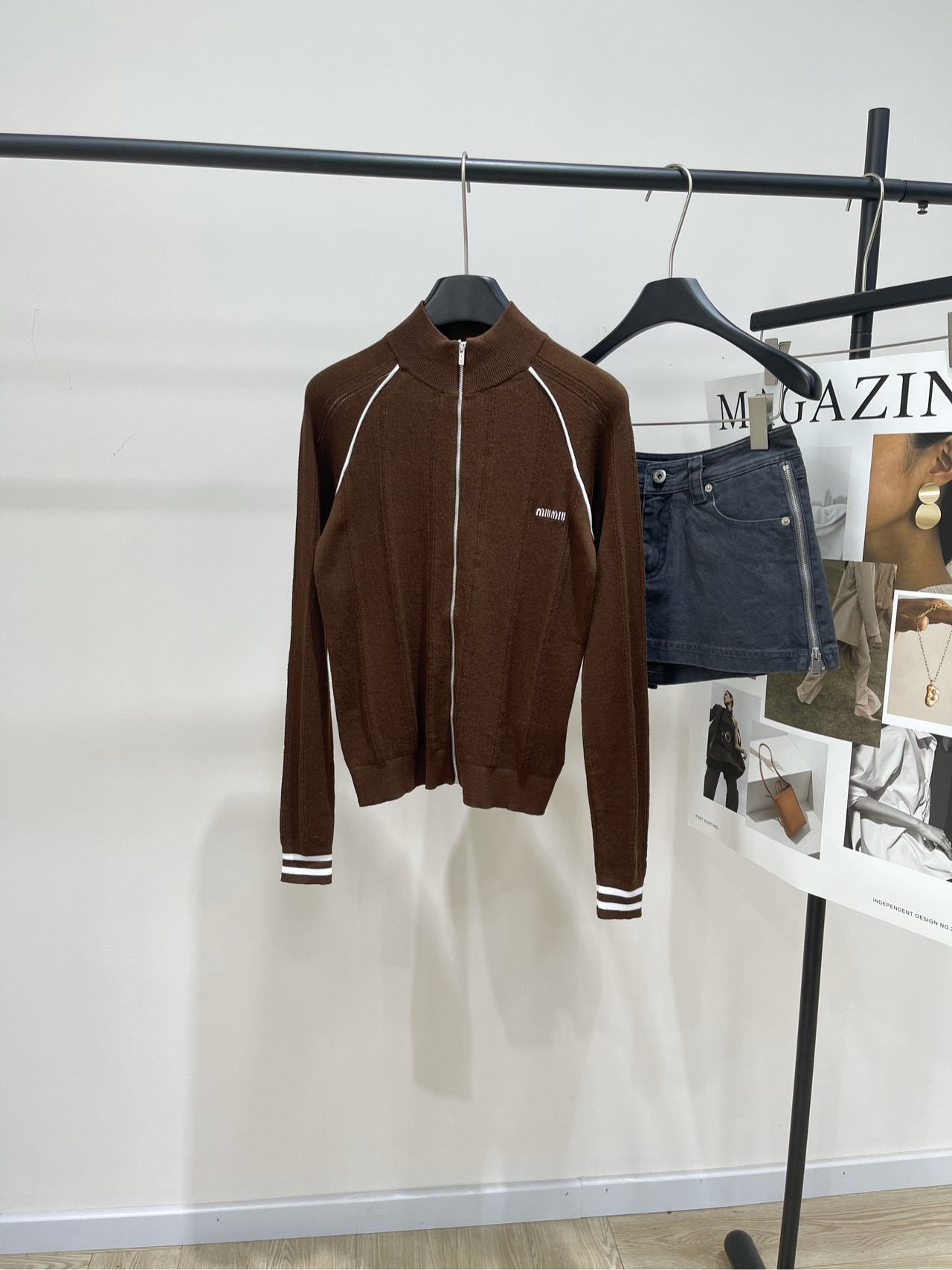 NO:444976,[M brown white side stand-collar zipper cardigan], fabric is all cotton, color brown *｜ Cotton hollow stand-collar zipper knit cardigan 25SS summer new model is available!  White lines contrasting splicing cuffs, dense knitted hollow patterns, waist-closing design shows feminine charm, regular slim fit, stand collar design is capable and durable, flat size S rattle sleeves, bust 84 elastic, 54 length, rotator sleeves 74 M rattle sleeves, bust 88 elastic, 55 length, rotator sleeves 75 L rattle sleeves, bust 92 elastic, 56 length, rotator sleeves 76, manual measurement will have 2~3cm error range of silk T-shirt, normal range, tees, t-shirt, alexander wang19860909【M咖色白边立领拉链开衫】 ,面料全棉 颜色咖色 *｜棉质镂空立领拉链针织开衫 25SS夏季新款上新！ 白色线条撞色拼接袖口 密集针织镂空纹路 收腰设计展现女性魅力 常规修身版型,立领设计干练又耐看 平铺尺码 S插肩袖,胸围84弹力,衣长54,肩袖长74 M插肩袖,胸围88弹力,衣长55,肩袖长75 L插肩袖,胸围92弹力,衣长56,肩袖长76 手工测量会有2~3cm误差丝T恤正常范围,,tees，t-shirt,alexander wang,Women's clothing