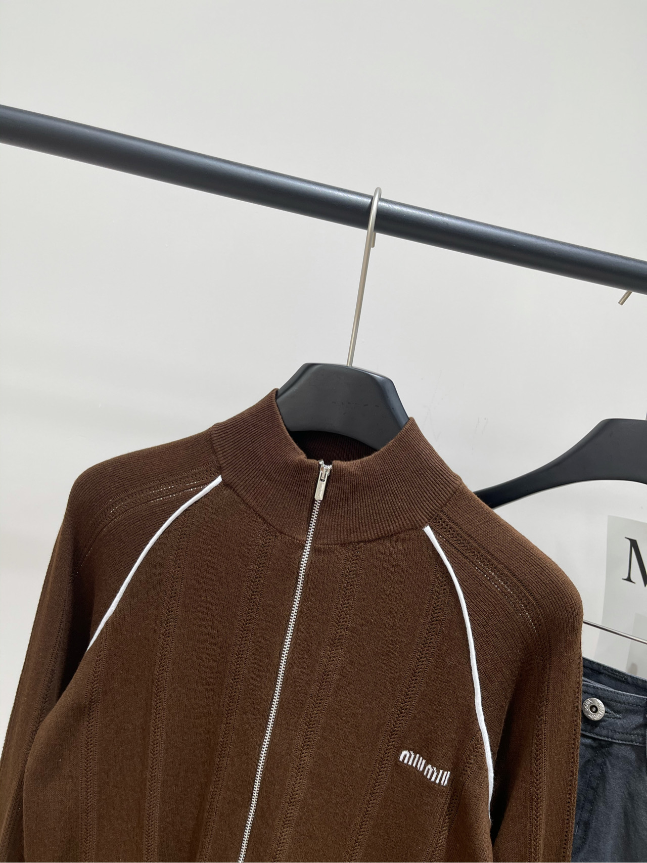 【M咖色白边立领拉链开衫】🔺，面料：全棉颜色：咖色𝐌𝐈𝐔 𝐌𝐈*｜棉质镂空立领拉链针织开衫25SS夏季新