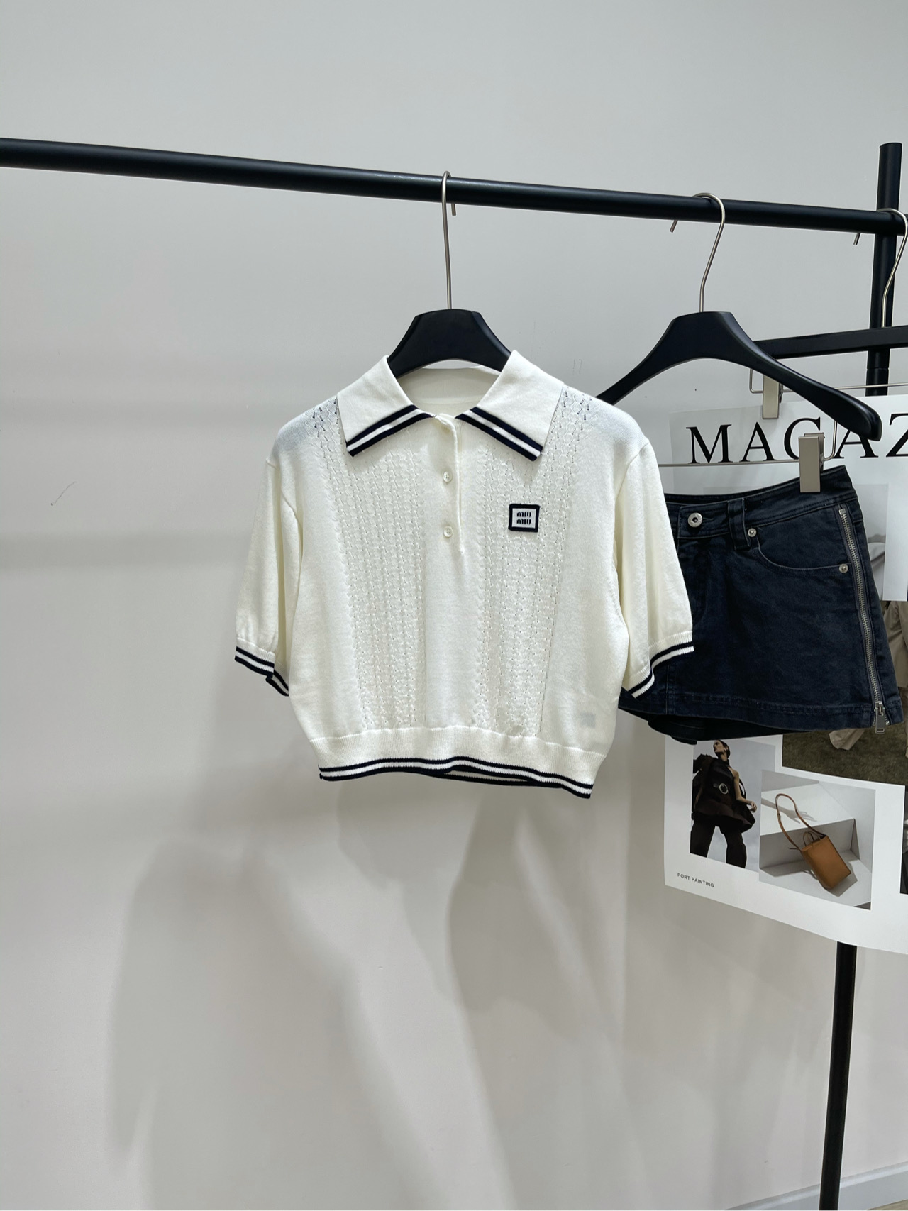 NO:444986,【M white logo hollow polo knitted short sleeves】, fabric is all cotton, color is white *｜College style POLO collar short top 25SS early autumn new style is available!  This college-style cotton knitted Polo shirt shows a unique personality, casual and a bit literary and comfortable. The square style and rib knitted trim present a delicate contrast effect, while the inlay logo highlights the classic style. The regular style is extremely inclusive~ It is easy to control daily commuting. Flat size S shoulder width 42, bust 92 elasticity, garment length 43, sleeve length 23 M shoulder width 43, bust 96 elasticity, garment length 44, sleeve length 24 L shoulder width 44, bust 100 elasticity, garment length 45, sleeve length 25. Manual measurement will have 2~3cm errors within the normal range, T-shirt, alexander wang19860909【M白色徽标镂空polo针织短袖】 ,面料全棉 颜色白色 *｜学院风POLO领短款上衣 25SS早秋新款上新！ 这款学院风棉质针织Polo衫 彰显别具一格的个性,随性又有点文艺舒适 方正版型和罗纹针织饰边呈现精致的对比效果 而嵌花徽标则彰显经典格调 常规版型包容性极强~日常通勤都好驾驭 平铺尺码 S肩宽42,胸围92弹力,衣长43,袖长23 M肩宽43,胸围96弹力,衣长44,袖长24 L肩宽44,胸围100弹力,衣长45,袖长25 手工测量会有2~3cm误差属于正常范围,,T-shirt,alexander wang,Women's clothing