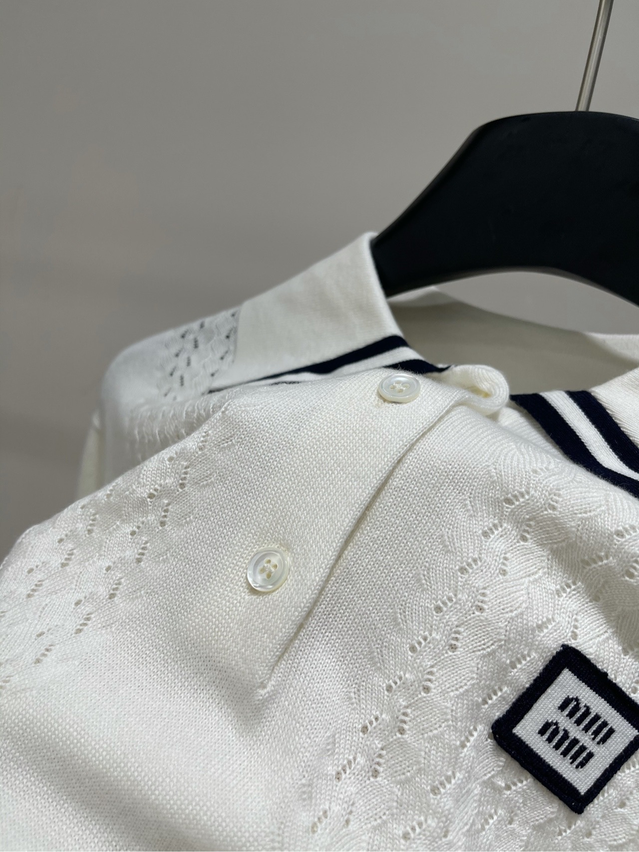 【M白色徽标镂空polo针织短袖】🔺，面料：全棉颜色：白色𝐌𝐈*｜学院风POLO领短款上衣25SS早秋新