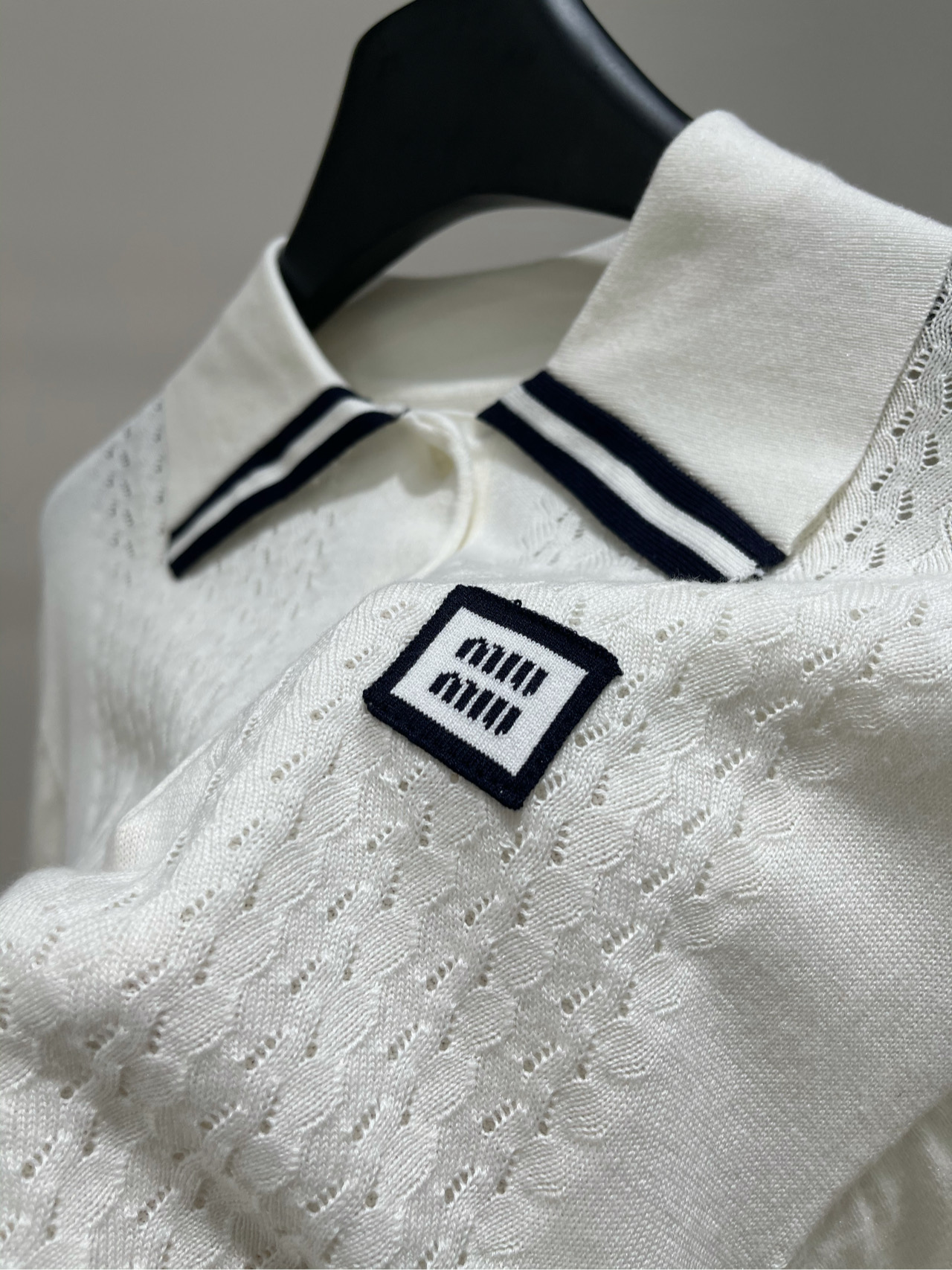 【M白色徽标镂空polo针织短袖】🔺，面料：全棉颜色：白色𝐌𝐈*｜学院风POLO领短款上衣25SS早秋新