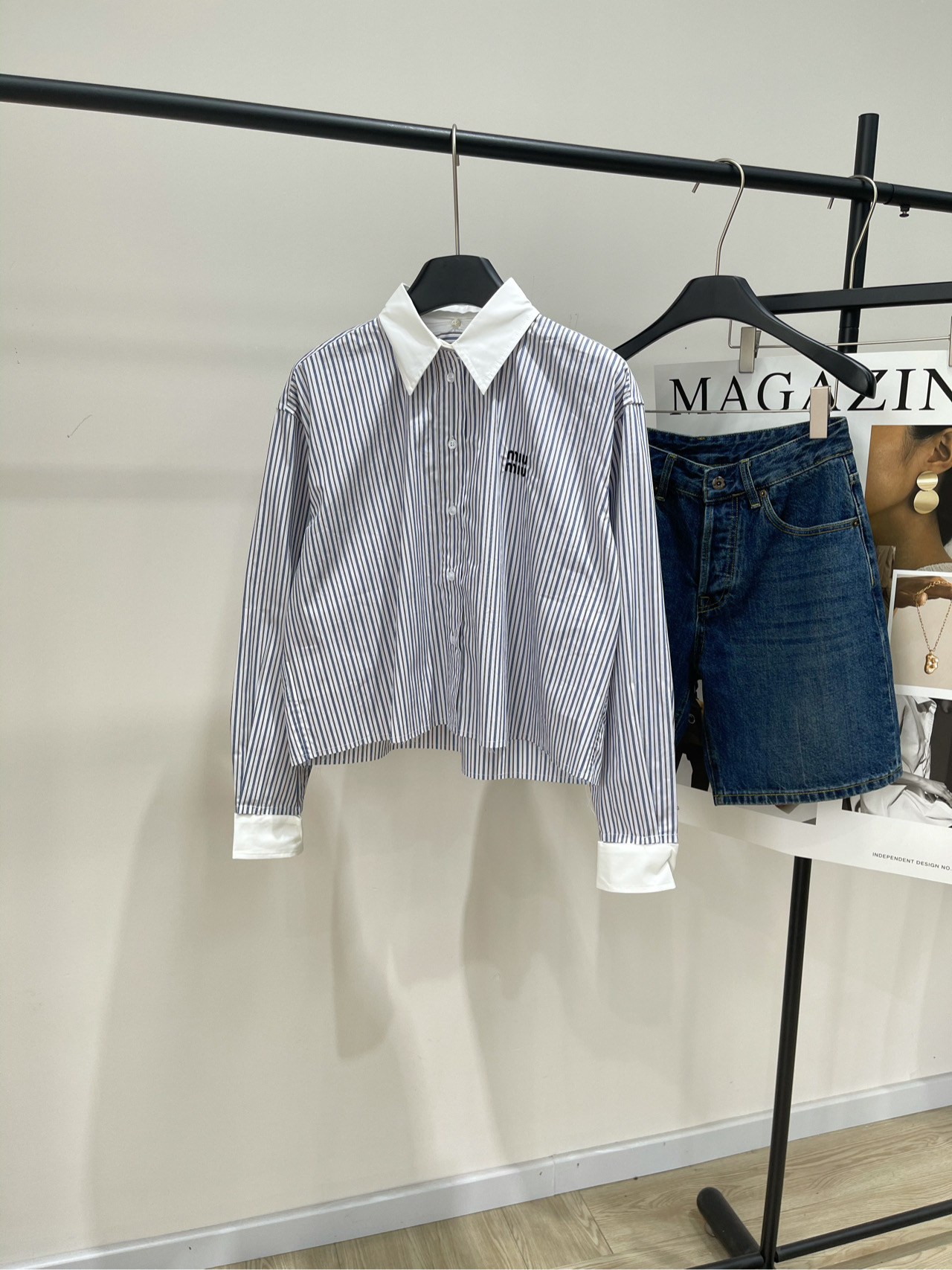 NO:445001,[M blue-brown striped short bristled shirt], fabric is all cotton, color blue-brown striped, college style Mium*u, new early autumn style, sweet and salty temperament plaid shirt丨 High-end production!  The collar is removable, the workwear double pocket burrs are small and short, letter logo tag, low-key and luxurious, pure and beautiful girl’s age-reducing item!  The style is versatile and not picky!  Details of tailoring process and workmanship quality. Flat size S shoulder width 50, bust 122, garment length 54, sleeve length 56 M shoulder width 51, bust 126, garment length 55, sleeve length 57 L shoulder width 52, bust 130, garment length 56, sleeve length 58 Manual measurement will have 2~3cm errors that fall within the normal range, miumiu,shirts,alexander wang19860909【M蓝棕条纹短款毛边衬衫】 ,面料全棉 颜色蓝棕条纹 学院风Mium*u 早秋新款 可甜可盐气质格纹衬衫丨 高版出品！领子可拆卸 工装双口袋毛边小短款设计 字母logo标签 低调奢华,清纯美少女减龄单品！ 版型百搭不挑人！ 剪裁工艺做工品质看细节 平铺尺码 S肩宽50,胸围122,衣长54,袖长56 M肩宽51,胸围126,衣长55,袖长57 L肩宽52,胸围130,衣长56,袖长58 手工测量会有2~3cm误差属于正常范围,,miumiu,shirts,alexander wang,Women's clothing