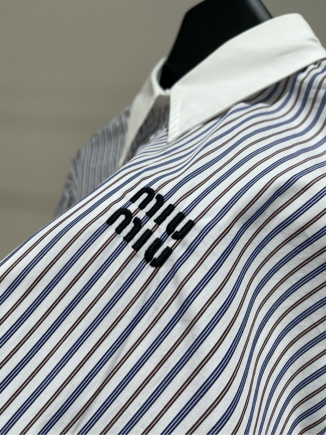 【M蓝棕条纹短款毛边衬衫】🔺，面料：全棉颜色：蓝棕条纹学院风🆕Mium*u 早秋新款 可甜可盐气质格纹衬