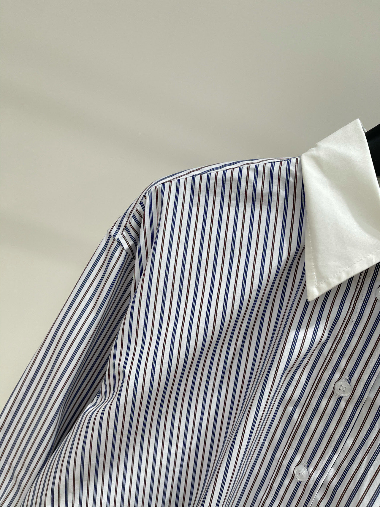 【M蓝棕条纹短款毛边衬衫】🔺，面料：全棉颜色：蓝棕条纹学院风🆕Mium*u 早秋新款 可甜可盐气质格纹衬