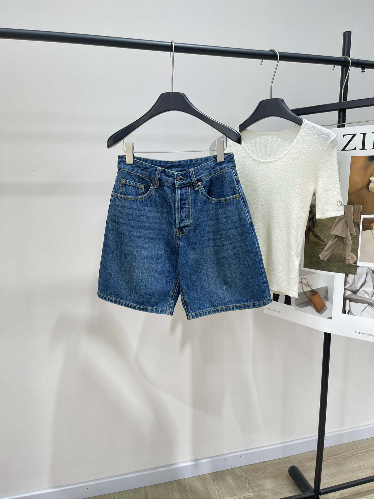 NO:445015,[M Dark Blue Cat Whispered Denim Cropped Pants], fabric denim cotton, dark blue color miu*2025 spring and summer new denim Cropped Pants This pair of denim shorts is here to save summer outfits!  A pear-shaped figure can also be worn beautifully!  High waist design + just the right length of pants. The legs are 1.8 meters long when worn, and the small person can easily control it~ A-shaped cut, quietly hide the belly. The waist is thinner visually, and the classic patch letter embroidery of the back pocket. Three-dimensional hip line design, flat hips can also make full curves. The side is amazing. Flat size S waist 70, hip 100, pants length 47 M waist 74, hip 104, pants length 48 L waist 78, hip 108, pants length 49 Manual measurement will have 2~3cm errors that fall within the normal range, miumiu, shorts, alexander wang19860909【M深蓝猫须牛仔五分裤】 ,面料牛仔棉 颜色深蓝 miu*2025春夏新款牛仔五分裤 这条牛仔短裤是来拯救夏日穿搭的吧！ 梨形身材也能美美穿！ 高腰设计+恰到好处的裤长 穿上瞬间腿长一米八,小个子也能轻松驾驭～ A字剪裁,悄悄藏住小肚子 视觉上腰细一圈,后口袋经典贴布字母刺绣 立体臀线设计,扁平臀也能穿出饱满曲线 侧面看绝了 平铺尺码 S腰围70,臀围100,裤长47 M腰围74,臀围104,裤长48 L腰围78,臀围108,裤长49 手工测量会有2~3cm误差属于正常范围,,miumiu,shorts,alexander wang,Women's clothing