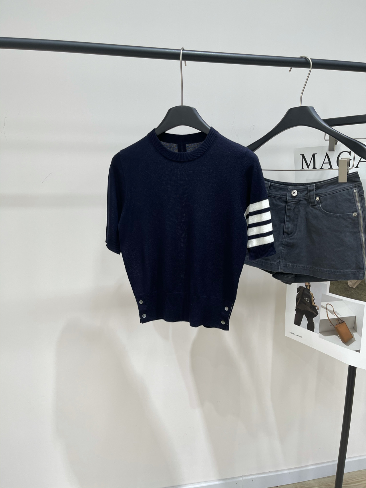 NO:444964,【TB hidden blue sleeves, white striped knit round neck short sleeves】, ultra-fine wool, color hidden blue 25ss fashionable striped round neck knit short sleeves! Soft and light, the happiness wrapped in warmth of the whole body and mind Round neck pullover, modifying the face shape, capable and stylish, fashionable and energetic Decorated with the iconic four-bar texture decoration to increase fashion The straight-leg slim style has a ruthless inclusiveness and is not tight. Use wool fabric, soft and comfortable, skin-friendly and elastic. Daily single-piece jeans and casual pants, which can be worn alone or in the inner layer to be practical. Recommended to buy~ Flat size S shoulder width 33, bust 82 elastic, 51, sleeve length 28 M shoulder width 35, bust 86 elastic, 52, sleeve length 29 L shoulder width 37, bust 90 elastic, 53, sleeve length 30, sleeve length 30  Manual measurement will have 2~3cm errors within the normal range, jeans, T-shirt, alexander wang19860909【TB藏蓝袖白条针织圆领短袖】 ,面料超细羊毛 颜色藏蓝 25ss时髦条纹圆领针织短袖! 软糯轻盈,全身心被温暖包裹住的幸福感 圆领套头,修饰脸型,干练有型,时髦显精气神 饰以标志性的四杠纹理装饰增加时髦度 直筒显瘦的版型,有狠好的的包容性,不紧绷 选用羊毛面料,手感柔软舒适,亲肤有弹力 日常可单品牛仔裤休闲裤,可单穿也可内搭 chao级实用,推荐入手~ 平铺尺码 S肩宽33,胸围82弹力,衣长51,袖长28 M肩宽35,胸围86弹力,衣长52,袖长29 L肩宽37,胸围90弹力,衣长53,袖长30 手工测量会有2~3cm误差属于正常范围,,jeans,T-shirt,alexander wang,Women's clothing