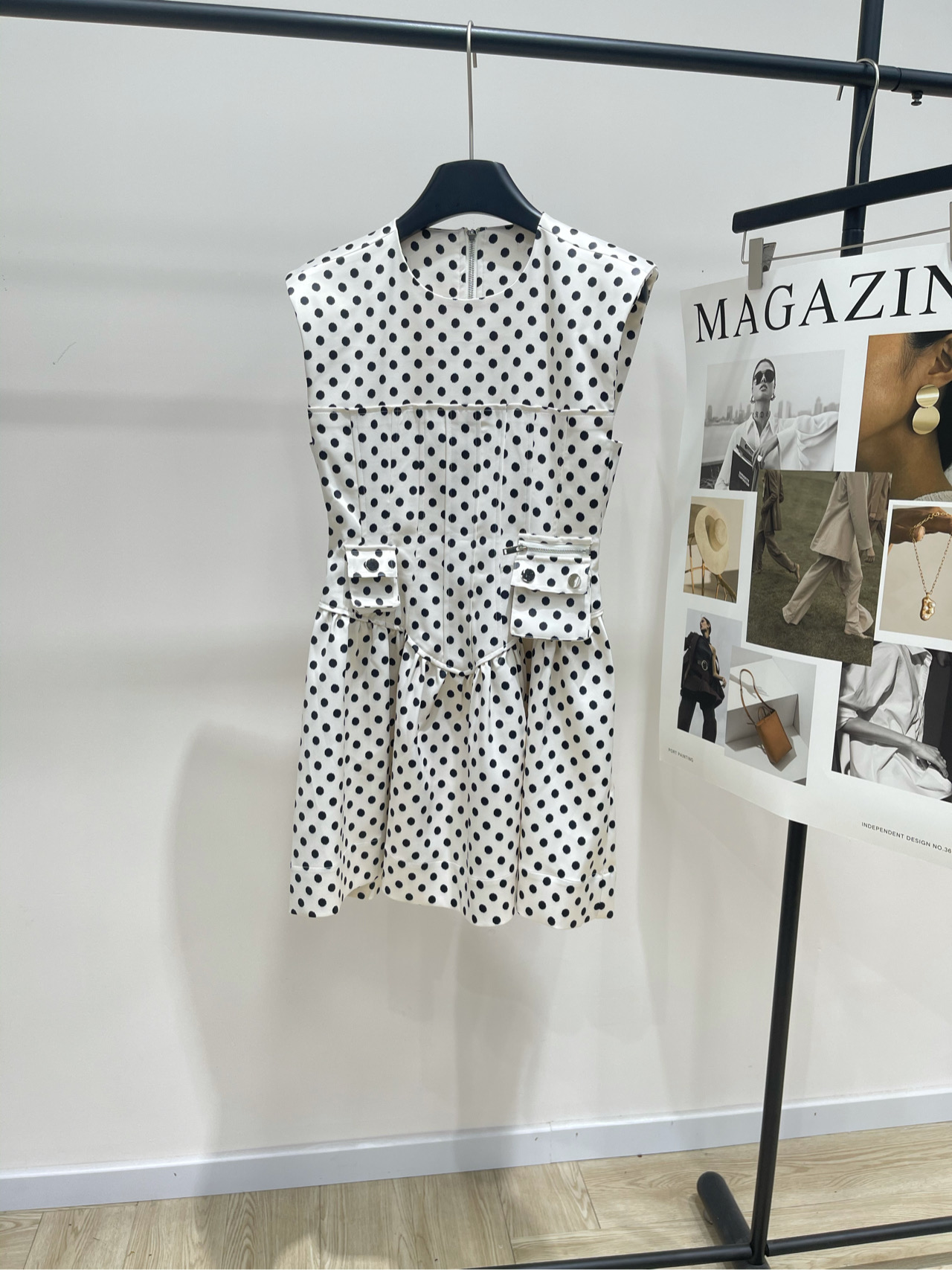 NO:447033,【GN black and white polka dot small flying sleeve dress】, fabric polyester, color black and white contrasting color Ganni This dress is really beautiful, classic retro polka dot elements shoulder pad small flying sleeves, too much to my aesthetic taste, it really looks like a lady in foreign countries, waist design is even more icing on the cake, very hiding flesh~ Treasure classic black and white contrasting color polka dots Customized fabric, irregular pocket decoration Back lyrics craftsmanship, full of details Flat size S shoulder width 41, bust 82, waist 72, skirt length 81 M shoulder width 42, bust 86, waist 76, skirt length 82 L shoulder width 43, bust 90, waist 80, skirt length 83 Manual measurement will have 2~3cm error wire T-shirt normal range, skirt, skirt, normal range, skirt, skirt, normal range, skirt, skirt, skirt, skirt, normal range, skirt, skirt, skirt, skirt, skirt, normal range, skirt, skirt, skirt, skirt, skirt, skirt, normal range, skirt, skirt, skirt, skirt, skirt, skirt, skirt, normal range, skirt, skirt, skirt, skirt, skirt, skirt, skirt,19860909【GN黑白波点小飞袖连衣裙】 ,面料涤纶 颜色黑白撞色 Ganni 这条连衣裙真的绝美呀 经典复古波点元素垫肩小飞袖 太戳我的审美点了 真的很像留洋大小姐 腰部设计更是锦上添花 很藏肉肉～ 宝藏经典黑白撞色波点 定制面料,不规则口袋装饰 后背打榄工艺,细节满满 平铺尺码 S肩宽41,胸围82,腰围72,裙长81 M肩宽42,胸围86,腰围76,裙长82 L肩宽43,胸围90,腰围80,裙长83 手工测量会有2~3cm误差丝T恤正常范围,,skirts,tees，t-shirt,alexander wang,Women's clothing