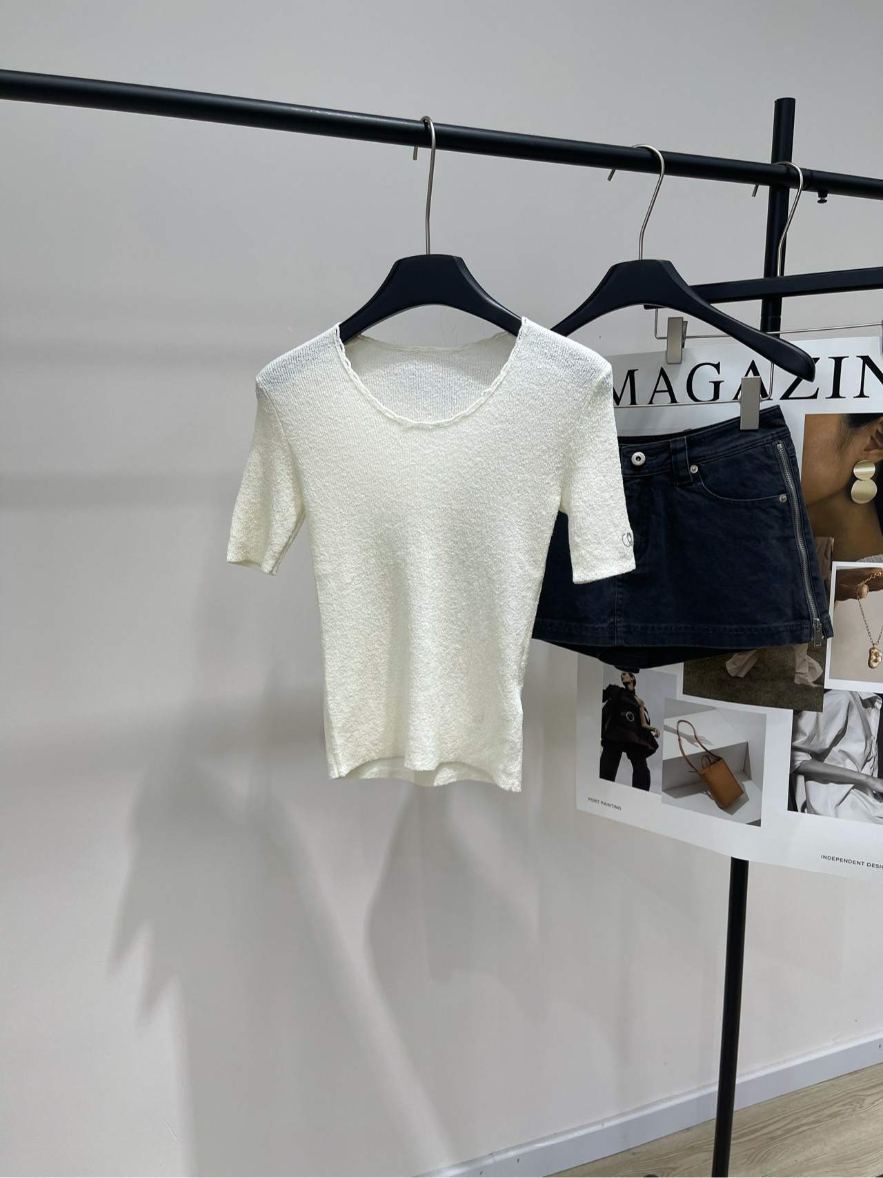 NO:447049,【chloe milky white lace knitted short sleeves】, fabric cotton + nylon, color milky white chloe2025 summer new milky white knitted short sleeves Original custom texture fabric necklace design slim elastic knitted comfortable and breathable cuffs exquisite artistic letter logo embroidery Flat size S shoulder width 32, bust 62 elastic, garment length 52, sleeve length 22 M shoulder width 33, bust 66 elastic, garment length 53, sleeve length 23 L shoulder width 34, bust 70 elastic, garment length 54, sleeve length 24 Manual measurement will have 2~3cm errors within the normal range, chloe, loewe, T-shirt, alexander wang19860909【chloe奶白色花边针织短袖】 ,面料棉+锦纶 颜色奶白色 chloe2025夏季新款奶白色针织短袖 原版定制肌理感面料 领口花边设计 修身弹力针织舒适透气 袖口精美艺术字母logo刺绣 平铺尺码 S肩宽32,胸围62弹力,衣长52,袖长22 M肩宽33,胸围66弹力,衣长53,袖长23 L肩宽34,胸围70弹力,衣长54,袖长24 手工测量会有2~3cm误差属于正常范围,,chloe,loewe,T-shirt,alexander wang,Women's clothing