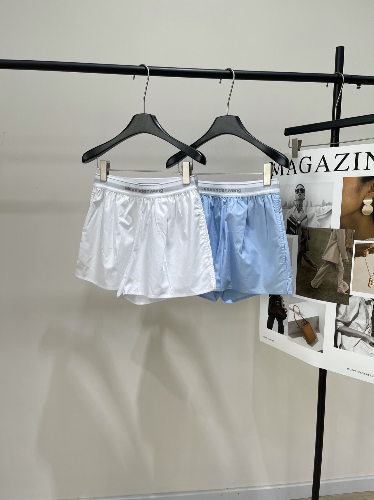 NO:446984,【Dawang webbing letter casual shorts】, fabric cotton, white, light blue, Alexand*r Wang 25 spring and summer new style, letter logo elastic waist casual shorts, super exciting shorts items, must-have for big girls, customized twill pure cotton fabric, elastic waist is easy to put on and take off, and has a very fashionable visual effect, line workmanship is very good, flat size S waist 68 elastic, hip circumference 106, trousers length 37 M waist circumference 72 elastic, hip circumference 110, trousers length 38 L waist circumference 76 elastic, hip circumference 114, trousers length 39 manual measurement will have 2~3cm errors within the normal range, alexander wang, shorts, alexander wang19860909【大王织带字母休闲短裤】 ,面料棉 颜色白色、浅蓝 Alexand*r Wang 25春夏新款 字母徽标松紧腰休闲短裤 超爆的短裤单品 大王女孩必备 定制的斜纹纯棉面料 松紧腰方便穿脱又有很时髦的视觉效果 走线做工都非常赞 平铺尺码 S腰围68弹力,臀围106,裤长37 M腰围72弹力,臀围110,裤长38 L腰围76弹力,臀围114,裤长39 手工测量会有2~3cm误差属于正常范围,,alexander wang,shorts,alexander wang,Women's clothing