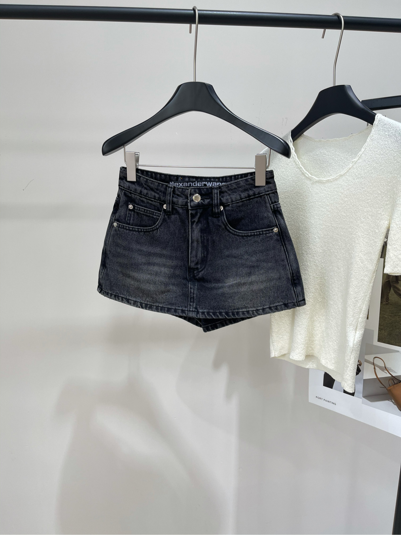 NO:447019,[Dawang gray-black leather label denim short skirts], fabric denim cotton color gray-black 25ss design short-washed denim skirts, pure cotton denim skirts treated with washing process cleverly blend the elegance of the skirt and the neatness of the trousers. The front shows the outline of the A-line short skirt, and the back shows the structure of the tailored shorts, taking into account both beauty and practical wear. The high-waist design modifies the body proportions. The natural and old washing effect gives the item a unique personality. The side buckle and the inner anti-light design reflects considerate considerations in the details. Flat size is not elastic. S waist 66, hip 90, trousers length 32 M waist 70, hip 94, trousers length 33 L waist 74, hip 98, trousers length 34. There will be 2~3cm errors in manual measurements, which are within the normal range., alexander wang, skirts, shorts, alexander wang19860909【大王灰黑色皮标牛仔短裙裤】 ,面料牛仔棉 颜色灰黑色 25ss 设计款短款水洗牛仔裙裤 水洗工艺处理的纯棉牛仔裙裤 巧妙融合裙装的优雅与裤装的利落 正面呈现A字短裙轮廓 背面则展现精裁短裤结构,兼顾美观与实穿性. 高腰设计修饰身形比例 自然做旧的水洗效果赋予单品独特个性 侧边暗扣与内里防走光设计 在细节处体现贴心考量 平铺尺码无弹力 S腰围66,臀围90,裤长32 M腰围70,臀围94,裤长33 L腰围74,臀围98,裤长34 手工测量会有2~3cm误差属于正常范围,,alexander wang,skirts,shorts,alexander wang,Women's clothing