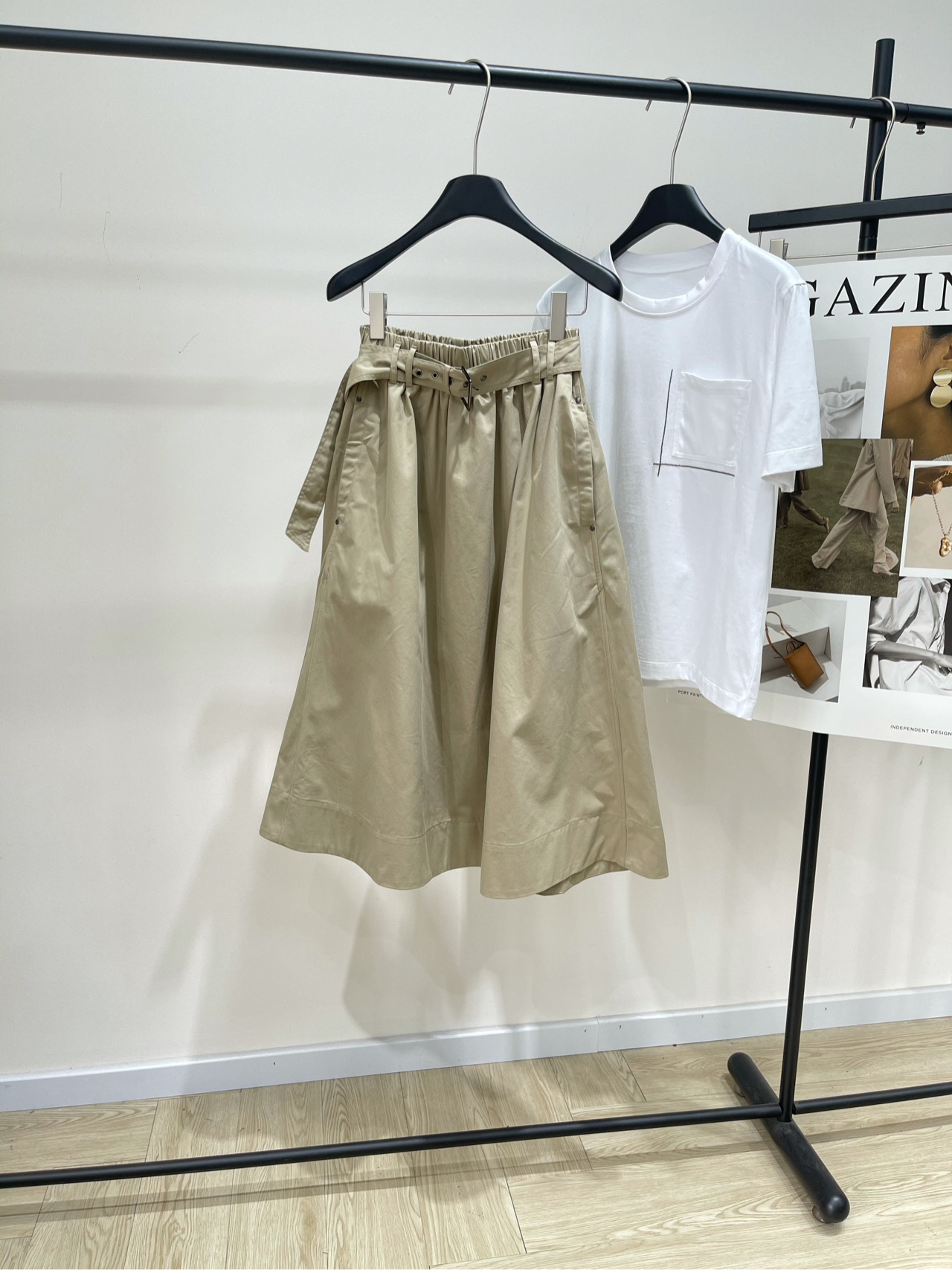 NO:447036,【BC khaki belt A-line mid-length skirt】, fabric is cotton, color khaki Brunello Cucinelli SS25 spring and summer new style, reinterpreting the casual style of this round skirt with modern techniques, cotton-stretched gadardine and workwear details are graceful, highlighting elegant contrast inspiration on the silhouette of some trumpets The length of the Midi style outlines the elegant temperament The elastic waist and belt introduce a sense of design for the skirt Flat size S waist 62 elasticity, skirt length 78 M waist 66 elasticity, skirt length 79 L waist 70 elasticity, skirt length 80 manual measurement will have 2~3cm errors within the normal range, brunello cucinelli, skirt ts, alexander wang19860909【BC卡其色腰带A字中长半裙】 ,面料全棉 颜色卡其色 Brunello Cucinelli SS25春夏新款 以现代手法重新诠释这款圆裙的休闲风格 棉弹华达呢与工装细节婉约 在些许喇叭的廓形上凸显优雅的对比灵感 迷笛版型的长度勾勒出优雅气质 松紧腰头和腰带为裙子引入设计感 平铺尺码 S腰围62弹力,裙长78 M腰围66弹力,裙长79 L腰围70弹力,裙长80 手工测量会有2~3cm误差属于正常范围,,brunello cucinelli,skirts,alexander wang,Women's clothing