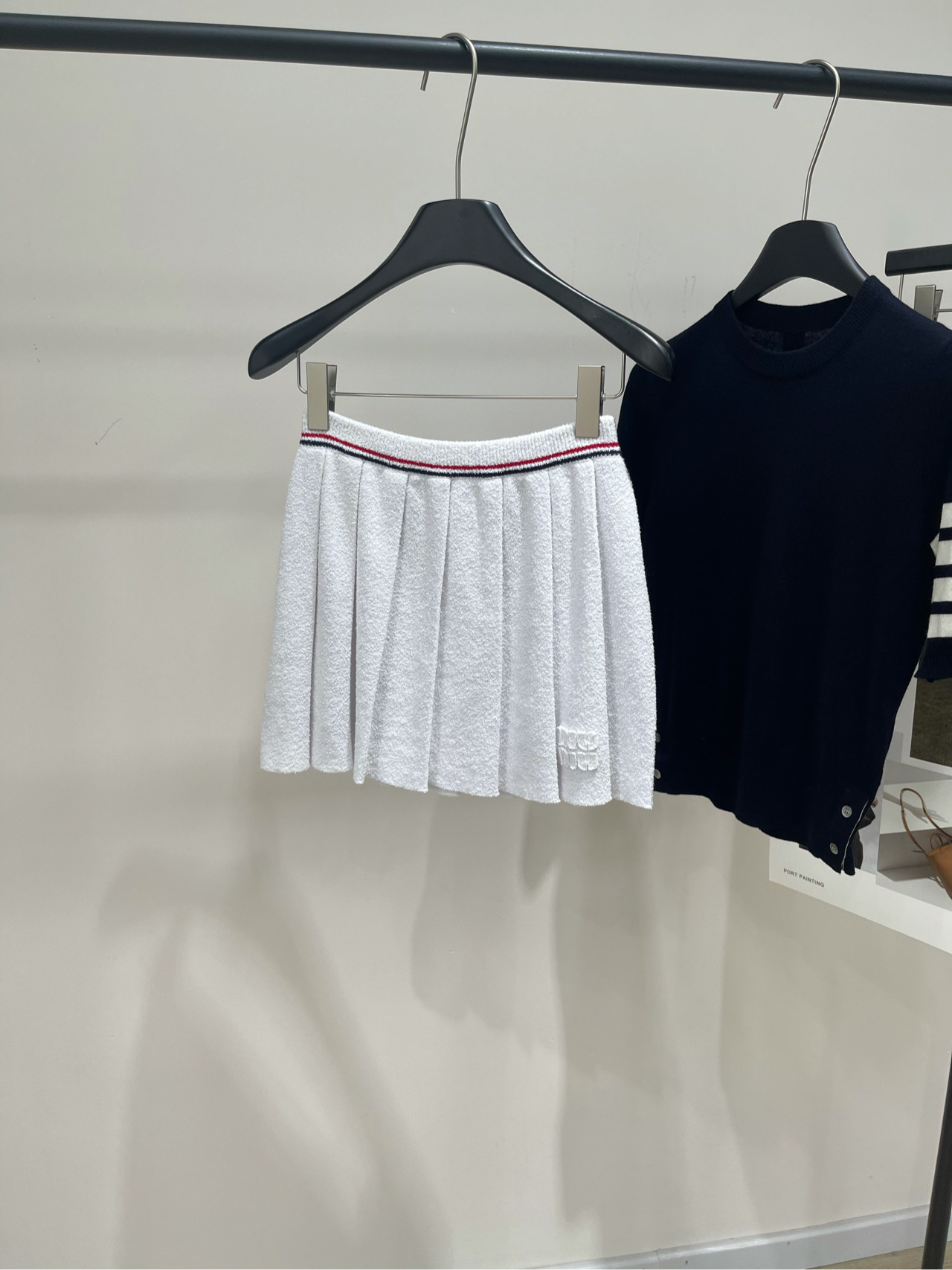 NO:447052,[M white pleated knitted skirt], fabric cotton + nylon color white *| Cotton skirt 25SS spring and summer new style is available!  The sporty style of this mini skirt evokes the aesthetics of men's sportswear through lines and exquisite cotton circle textures, becoming casual and feminine. It can be matched with the same series of tops. Flat size S waist circumference 60 elasticity, skirt length 34 M waist circumference 64 elasticity, skirt length 35 L waist circumference 68 elasticity, skirt length 36 Manual measurement will have 2~3cm errors within the normal range, skirt, skirt19860909【M白色圈圈纱百褶针织短裙】 ,面料棉+锦纶 颜色白色 *| 棉质半裙 25SS春夏新款上新！ 这款迷你裙的运动风格唤起男士运动服的美学 通过线条和精致的棉质圈圈呢纹理 变得休闲而女性化 可搭配同系列上衣 平铺尺码 S腰围60弹力,裙长34 M腰围64弹力,裙长35 L腰围68弹力,裙长36 手工测量会有2~3cm误差属于正常范围,,skirts,alexander wang,Women's clothing