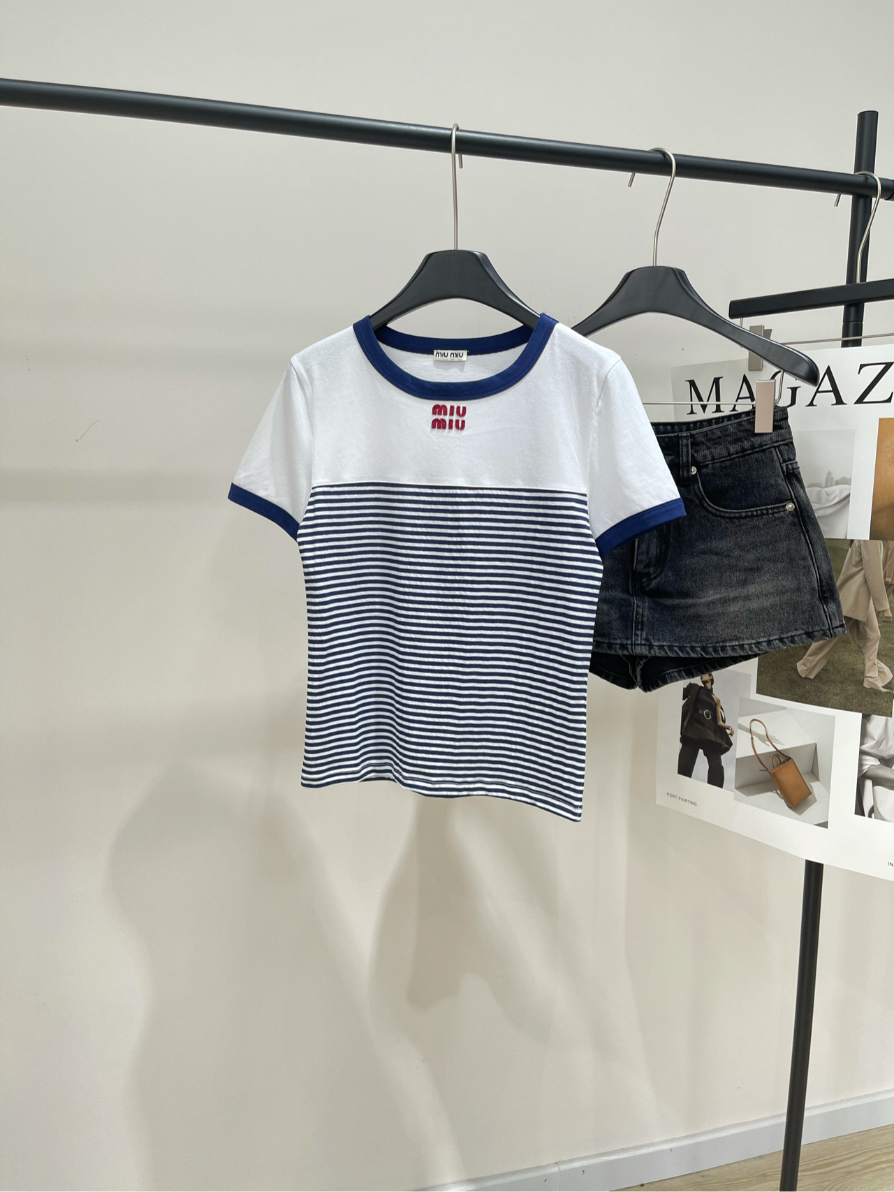 NO:447063,[M blue and white striped navy short-sleeved T], fabric is all cotton, color blue and white striped *｜Navigation series striped short-sleeved T-shirt 25SS early autumn new style is available!  Classic striped contrasting round neck top This top is densely knitted. The thin yarn fabric is as soft as a cloud. The red logo patch on the chest is embellished. The lower body is made of striped to make the whole piece of clothing full of retro joints. Flat size S shoulder width 38, bust 82, 55, sleeve length 19 M shoulder width 39, bust 86, 56, sleeve length 20 L shoulder width 40, bust 90, 57, sleeve length 21. There will be 2~3cm errors in manual measurements. T-shirt,tees, t-shirt,alexander wang19860909【M蓝白条纹海军风短袖T】 ,面料全棉 颜色蓝白条纹 *｜航海系列条纹短袖T恤 25SS早秋新款上新！ 经典的条纹撞色圆领上衣 这款上衣采用密集针织 细纱线面料犹如云朵般柔软亲肤 胸前红色徽标贴布点缀 下半身采用条纹拼使整件衣服复古接头风拉满 平铺尺码 S肩宽38,胸围82,衣长55,袖长19 M肩宽39,胸围86,衣长56,袖长20 L肩宽40,胸围90,衣长57,袖长21 手工测量会有2~3cm误差属于正常范围,,T-shirt,tees，t-shirt,alexander wang,Women's clothing