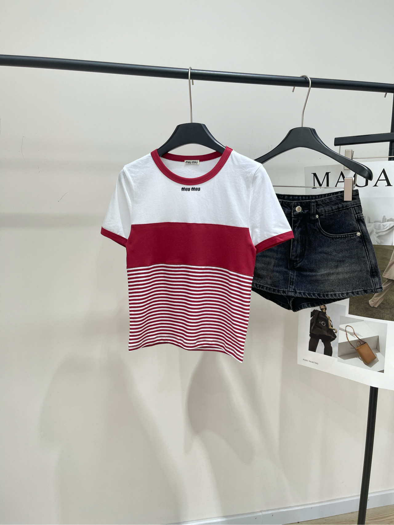 NO:447075,[M red and white color-blocking letter embroidered short-sleeved T], fabric is all cotton, color-blocking red and white color-blocking *｜Red striped round neck short-sleeved T 25SS early autumn new style is available!  Classic striped contrasting color round neck short sleeve t This top is made of pure cotton fabric. Pure cotton fabric is breathable and skin-friendly. Red stripes are large-area contrasting color. The chest logo highlights the brand characteristics. Flat size S shoulder width 38, bust 80, closure length 54, sleeve length 20 M shoulder width 39, bust 84, closure length 55, sleeve length 21 L shoulder width 40, bust 88, closure length 56, sleeve length 22 Manual measurement of member 2~3cm errors belong to the normal range, T-shirt, alexander wang19860909【M红白拼色字母刺绣短袖T】 ,面料全棉 颜色红白拼色 *｜红色条纹圆领短袖T 25SS早秋新款上新！ 经典的条纹撞色圆领短袖t 这款上衣采用纯棉面料 纯棉面料透气亲肤 红色条纹大面积撞色 胸前徽标彰显品牌特征 平铺尺码 S肩宽38,胸围80,衣长54,袖长20 M肩宽39,胸围84,衣长55,袖长21 L肩宽40,胸围88,衣长56,袖长22 手工测量会员2~3cm误差属于正常范围,,T-shirt,alexander wang,Women's clothing