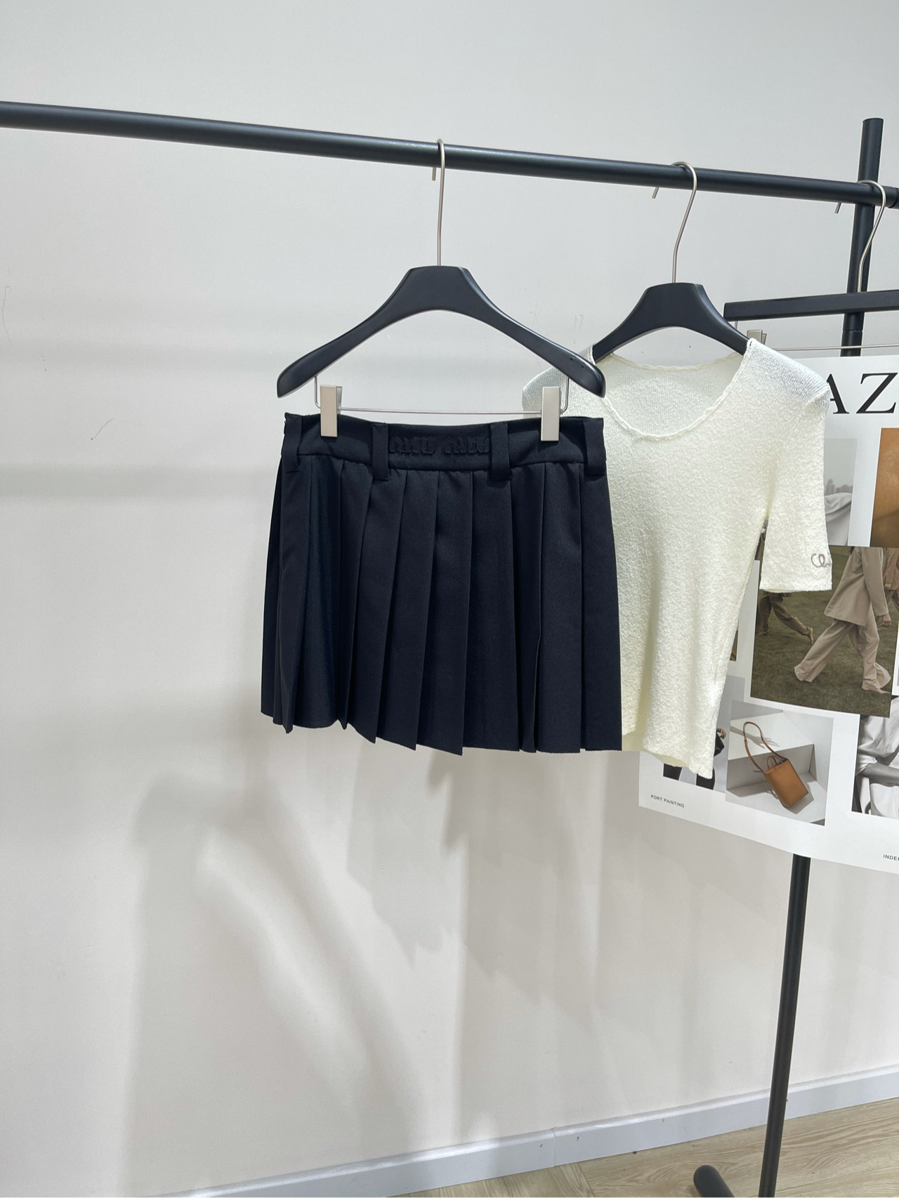 NO:448170,[M black patch letter pleated skirt], fabric worsened cotton blend, color black *｜Short pleated skirt 25SS early autumn new style is available!  Logo pleated short skirt, a must-have item for retro college-style literary girls, positioning patch letter logo low-key luxury, sweet or salty temperament versatile and not picky, workmanship quality depends on details, flat size (no lining) S waist 74, hip circumference is not limited, skirt length 39 M waist circumference is 78, hip circumference is not limited, skirt length 40 L waist circumference is 80, hip circumference is not limited, skirt length 41 manual measurement will have 2~3cm errors within the normal range, skirt circumference is, skirt circumference is19860909【M黑色贴布字母百褶短裙】 ,面料精纺棉混纺 颜色黑色 *｜短款百褶半裙 25SS早秋新款上新！徽标百褶短裙 复古学院风文艺少女必入单品 定位贴布字母logo低调奢华 可甜可盐气质百搭不挑人 做工品质看细节 平铺尺码（无内衬） S腰围74,臀围不限,裙长39 M腰围78,臀围不限,裙长40 L腰围80,臀围不限,裙长41 手工测量会有2~3cm误差属于正常范围,,skirts,alexander wang,Women's clothing