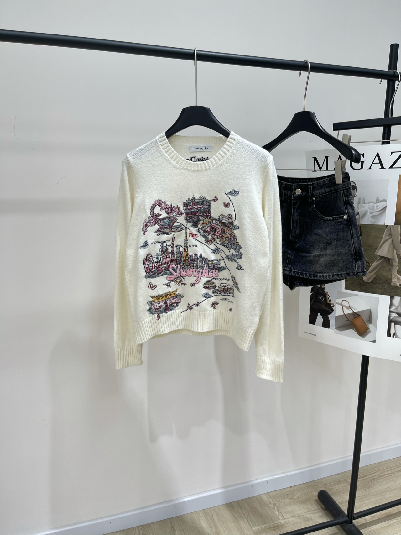 NO:449377,【DR Shanghai Landmark Embroidery Long-sleeved Sweater】, fabric wool blend, color white Dio* 25Fw early autumn new style, South French style landmark Shanghai Embroidery cashmere sweater Use colorful colors to highlight the local characteristics, vividly depict this place, cherished purpose, soft and high-end fabric, exquisite brand embroidery on the back, style full of regular style with ribbed trim, classic style, chest embroidery, romantic and eye-catching high goods S shoulder width 36, bust 96 elastic, 53, sleeve length 59 M shoulder width 37, bust 100 elastic, 54, sleeve length 60 L shoulder width 38, bust 104 elastic, 55, sleeve length 61 Manual measurement will have 2~3cm errors belong to the normal range, dior, sweaters, alexander wang19860909【DR上海地标刺绣长袖毛衣】 ,面料羊毛混纺 颜色白色 Dio* 25Fw早秋新款 南法风情地标上海刺绣羊绒针织衫 运用缤纷色彩突显当地的鲜明特色 生动描绘这处备受 珍视的目的 面料柔软又高级 后背字母精致品牌刺绣 格调拉满常规版型搭配罗纹饰边经典版型 胸前刺绣,浪漫又吸睛高货 S肩宽36,胸围96弹力,衣长53,袖长59 M肩宽37,胸围100弹力,衣长54,袖长60 L肩宽38,胸围104弹力,衣长55,袖长61 手工测量会有2~3cm误差属于正常范围,,dior,sweaters,alexander wang,Women's clothing