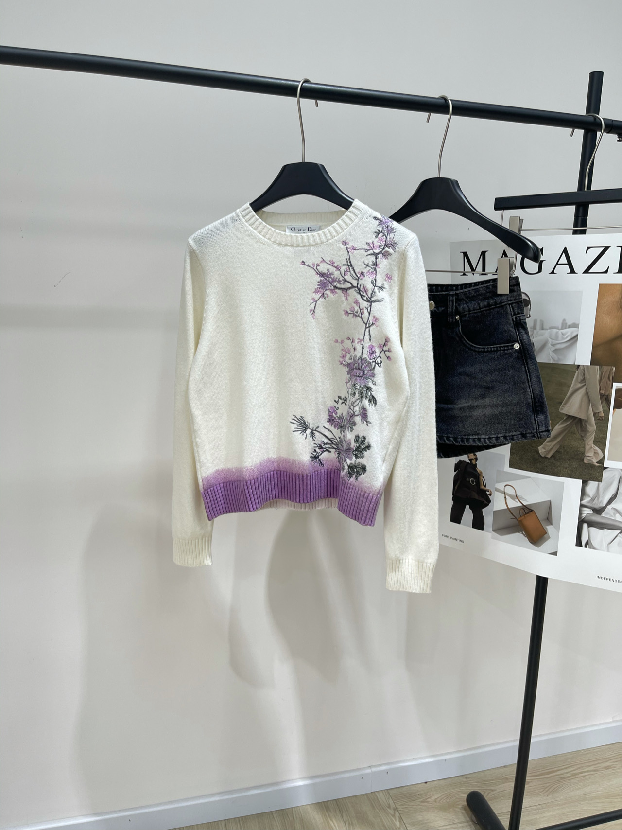 NO:450293,【DR purple flower embroidery long-sleeved sweater】, fabric wool blend, color white Dio* 25Fw early autumn new style, super beautiful romantic purple flower embroidery sweater, like a painting, every flower is lifelike, vividly depicting this place, cherished purpose, soft and high-end fabric, exquisite brand embroidery on the back, style full of regular style with ribbed trim, chest embroidery, romantic and eye-catching high goods S shoulder width 36, bust 96 elastic, 53, sleeve length 59 M shoulder width 37, bust 100 elastic, 54, sleeve length 60 L shoulder width 38, bust 104 elastic, 55, sleeve length 61 Manual measurement will have 2~3cm errors belong to the normal range, dior, sweaters, alexander wang19860909【DR紫色花朵刺绣长袖毛衣】 ,面料羊毛混纺 颜色白色 Dio* 25Fw早秋新款 超美的浪漫紫色花朵刺绣针织衫 像一幅画,每朵花都栩栩如生 生动描绘这处备受 珍视的目的 面料柔软又高级 后背字母精致品牌刺绣 格调拉满常规版型搭配罗纹饰边经典版型 胸前刺绣,浪漫又吸睛高货 S肩宽36,胸围96弹力,衣长53,袖长59 M肩宽37,胸围100弹力,衣长54,袖长60 L肩宽38,胸围104弹力,衣长55,袖长61 手工测量会有2~3cm误差属于正常范围,,dior,sweaters,alexander wang,Women's clothing