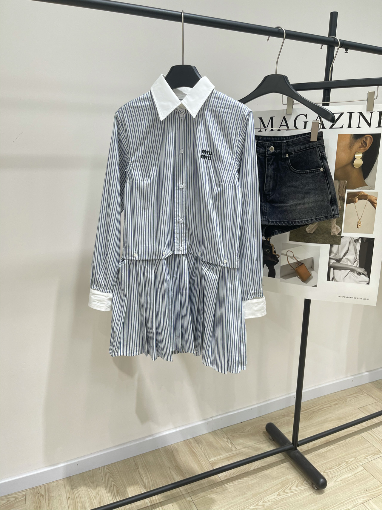 NO:450852,[M blue and green vertical striped button splicing shirt skirt], fabric is all cotton, color blue and green stripes *｜ pleated striped poplin dress 25SS early autumn new style is available!  Men's inspiration meets the female lines of this poplin mini skirt. The removable collar and cuffs are designed in contrasting colors to become unique styling details. It is rich in classic striped patterns to highlight Miu style. Flat size S shoulder width 41, bust 92, skirt length 84, sleeve length 62 M shoulder width 42, bust 96, skirt length 85, sleeve length 63 L shoulder width 43, bust 100, skirt length 86, sleeve length 64 Manual measurement will have 2~3cm errors within the normal range, miumiu, skirt, shirts, alexander wang19860909【M蓝绿竖条纹纽扣拼接衬衫裙】 ,面料全棉 颜色蓝绿条纹 *｜褶皱条纹府绸连衣裙 25SS早秋新款上新！ 男装灵感与这款府绸迷你裙的女性线条相遇 可拆卸的领子和袖口采用对比色设计 成为独特的造型细节 并以经典条纹图案丰富,彰显Miu 风格 平铺尺码 S肩宽41,胸围92,裙长84,袖长62 M肩宽42,胸围96,裙长85,袖长63 L肩宽43,胸围100,裙长86,袖长64 手工测量会有2~3cm误差属于正常范围,,miumiu,skirts,shirts,alexander wang,Women's clothing