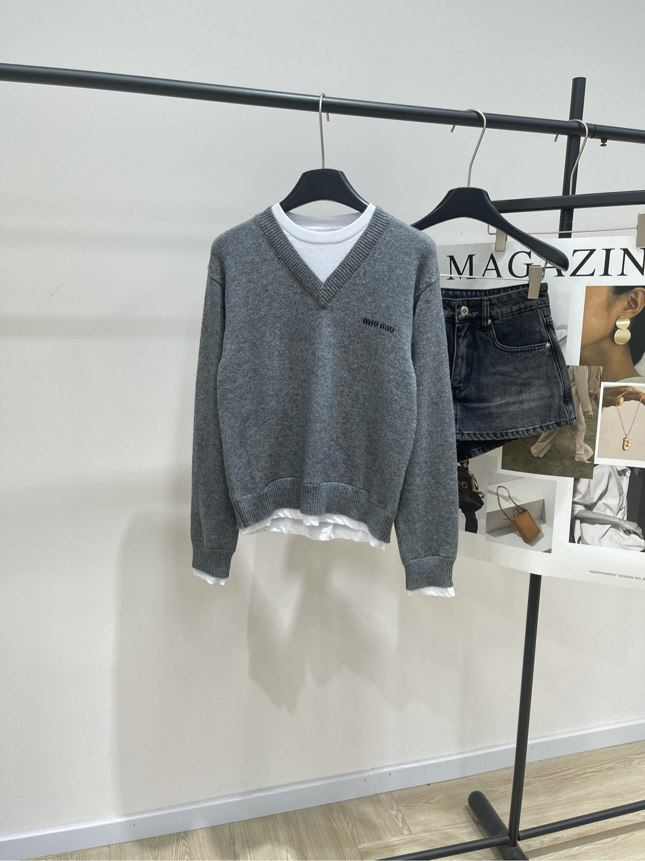 NO:450862,[M gray and white fake two-piece long-sleeved round-neck sweater], fabric wool cashmere blend + cotton color gray *｜Knit fake two-piece v-neck sweater 25SS early autumn new style is available!  Miu style logo and contrasting color fake are gathered in one piece of clothing. The cuffs, necklines, and tail splicing pure cotton T-shirt fabric is protruding and layered. Personalized interpretation, interpreting the sense of layering from a modern perspective. Create a playful look and freedom. Flat size S shoulder width 43, bust 92 stretch, garment length 56, sleeve length 59 M shoulder width 44, bust 96 stretch, garment length 57, sleeve length 60 L shoulder width 45, bust 100 stretch, garment length 58, sleeve length 61. There will be 2~3cm errors in manual measurements, belong to the normal range, miumiu, sweaters, tees, t-shirt, alexander wang19860909【M灰白假两件长袖圆领毛衣】 ,面料羊毛羊绒混纺+棉 颜色灰色 *｜针织假两件v领毛衣 25SS早秋新款上新！ Miu风格标志和撞色假两件汇聚于一件服装中 袖口,领口,衣尾拼接纯棉T恤面料凸出层次感 个性化的诠释,从现代视角诠释层次感 打造俏皮造型和自由 平铺尺码 S肩宽43,胸围92弹力,衣长56,袖长59 M肩宽44,胸围96弹力,衣长57,袖长60 L肩宽45,胸围100弹力,衣长58,袖长61 手工测量会有2~3cm误差属于正常范围,,miumiu,sweaters,tees，t-shirt,alexander wang,Women's clothing