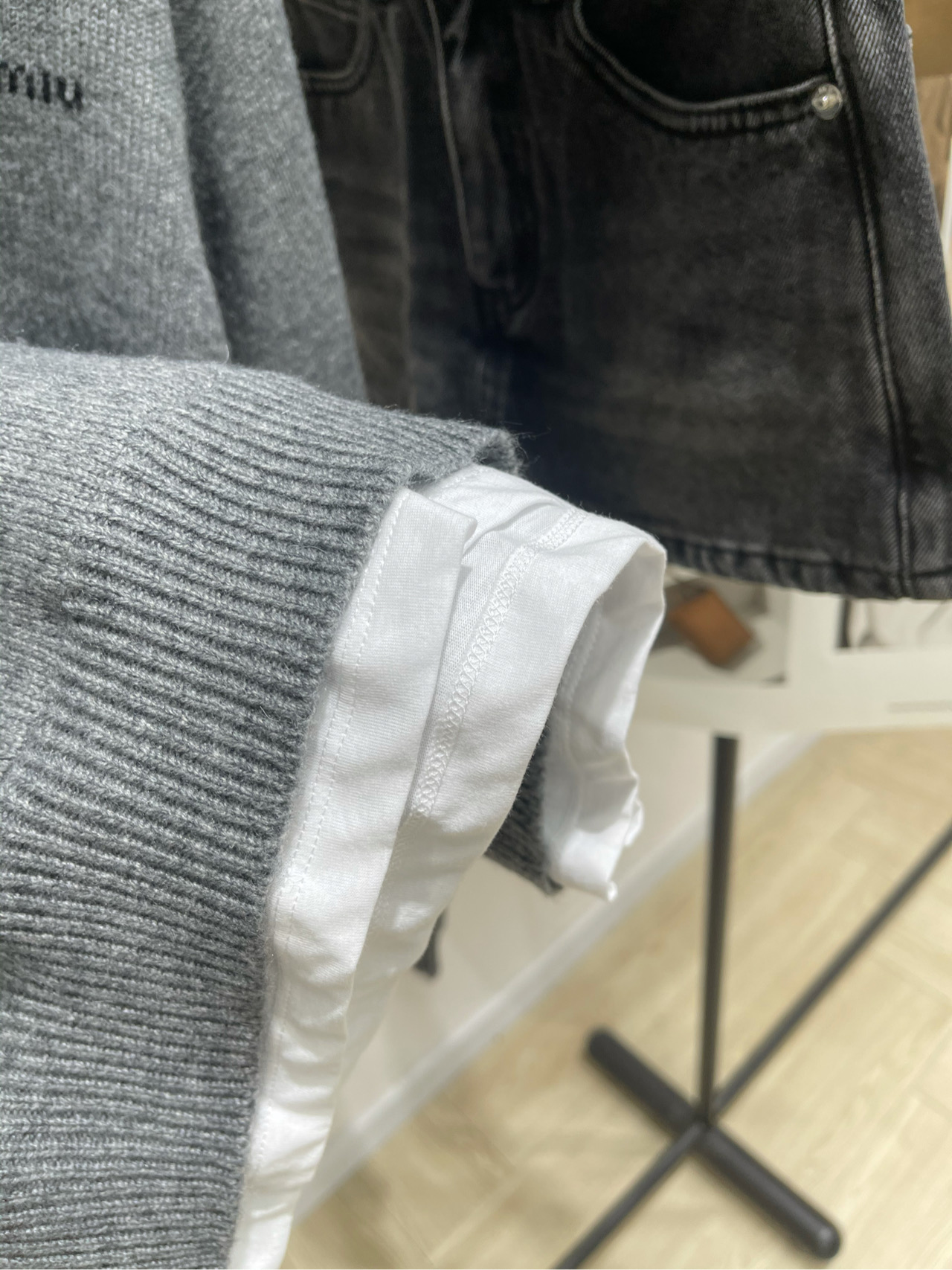 【M灰白假两件长袖圆领毛衣】🔺，面料：羊毛羊绒混纺+棉颜色：灰色𝐌𝐈𝐔 𝐌𝐈*｜针织假两件v领毛衣25S