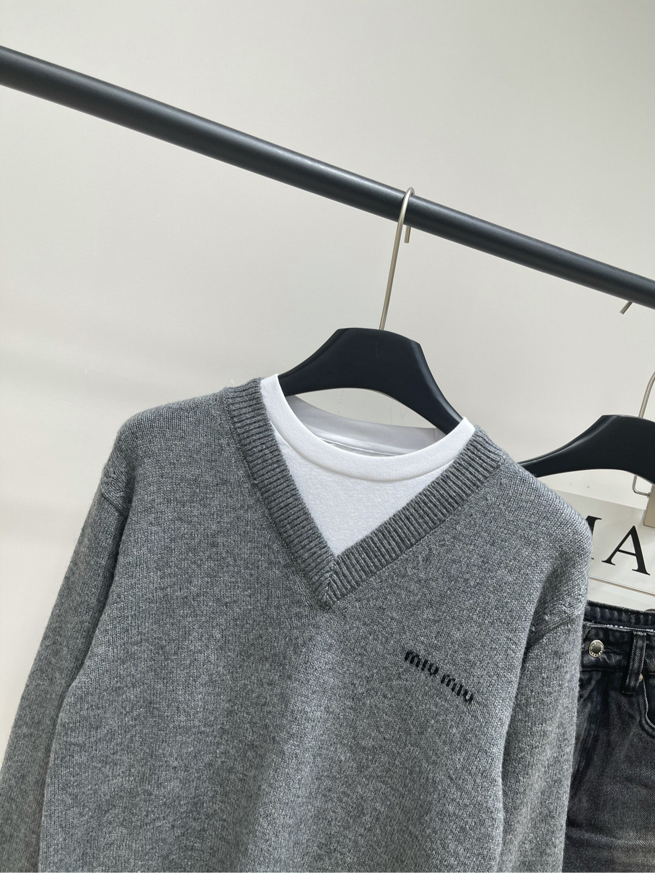 【M灰白假两件长袖圆领毛衣】🔺，面料：羊毛羊绒混纺+棉颜色：灰色𝐌𝐈𝐔 𝐌𝐈*｜针织假两件v领毛衣25S
