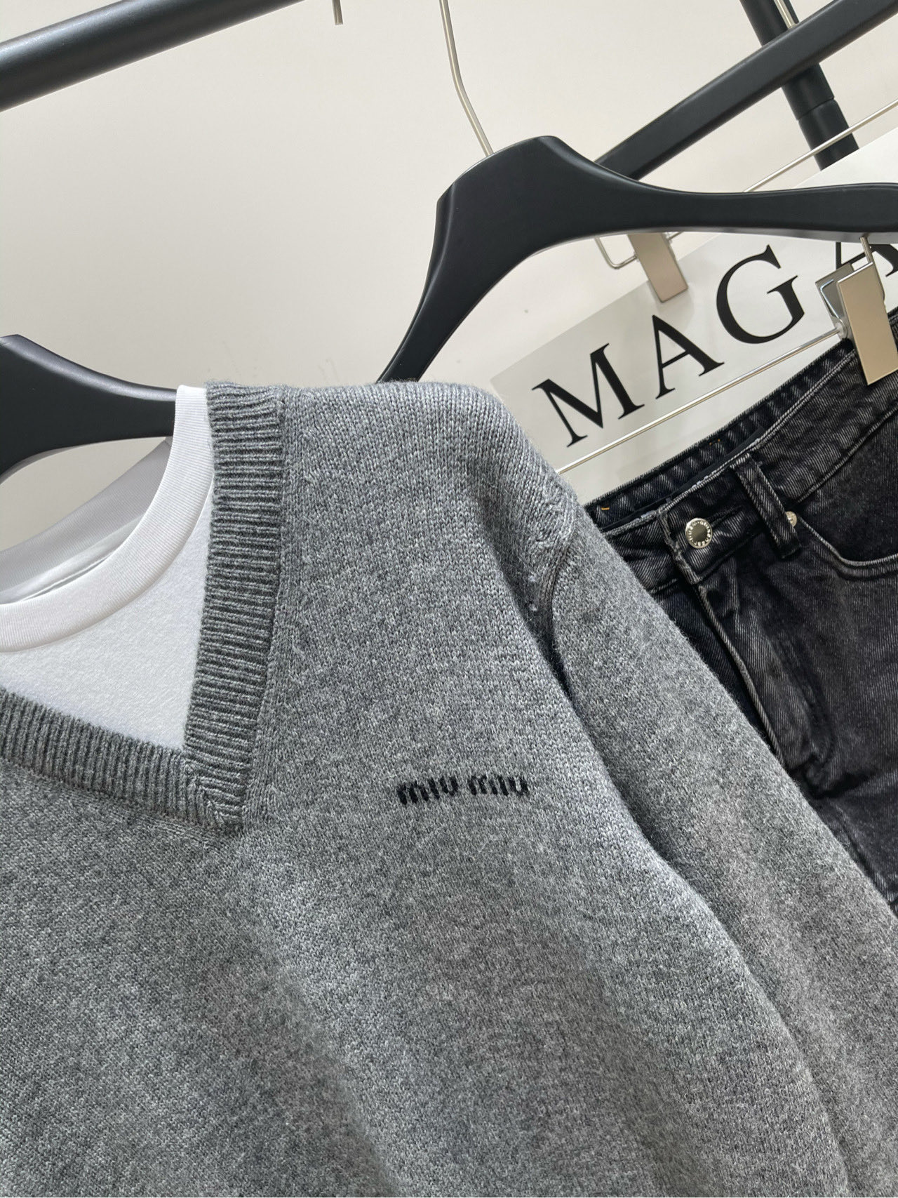 【M灰白假两件长袖圆领毛衣】🔺，面料：羊毛羊绒混纺+棉颜色：灰色𝐌𝐈𝐔 𝐌𝐈*｜针织假两件v领毛衣25S