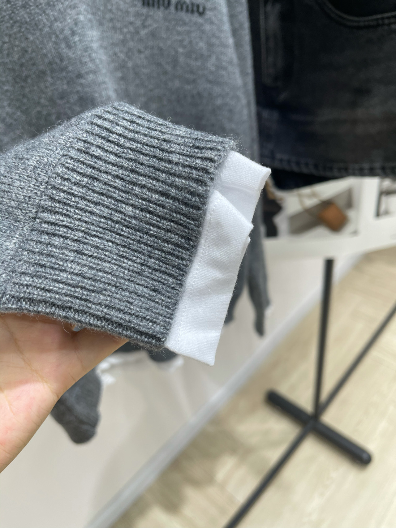 【M灰白假两件长袖圆领毛衣】🔺，面料：羊毛羊绒混纺+棉颜色：灰色𝐌𝐈𝐔 𝐌𝐈*｜针织假两件v领毛衣25S