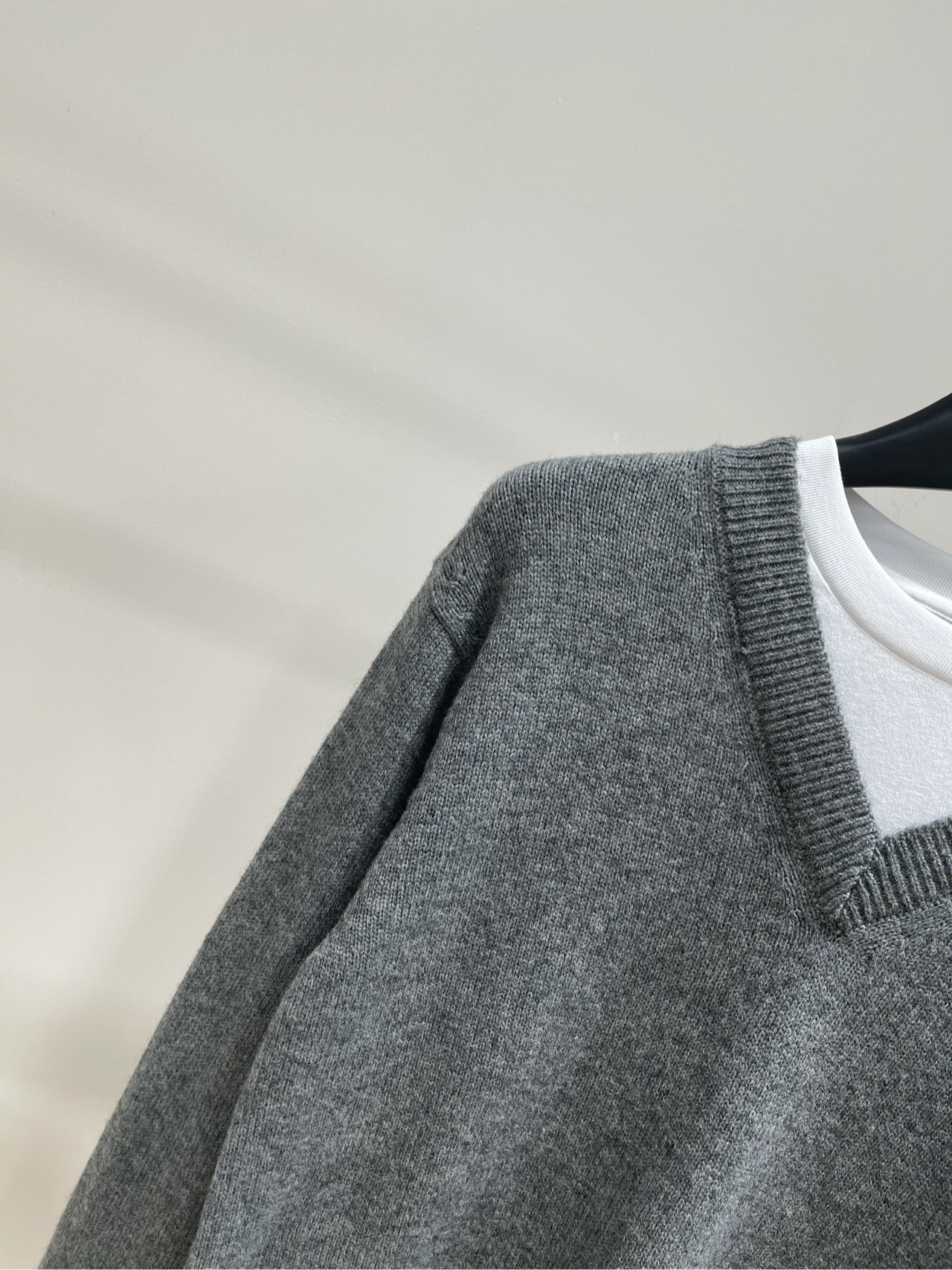 【M灰白假两件长袖圆领毛衣】🔺，面料：羊毛羊绒混纺+棉颜色：灰色𝐌𝐈𝐔 𝐌𝐈*｜针织假两件v领毛衣25S