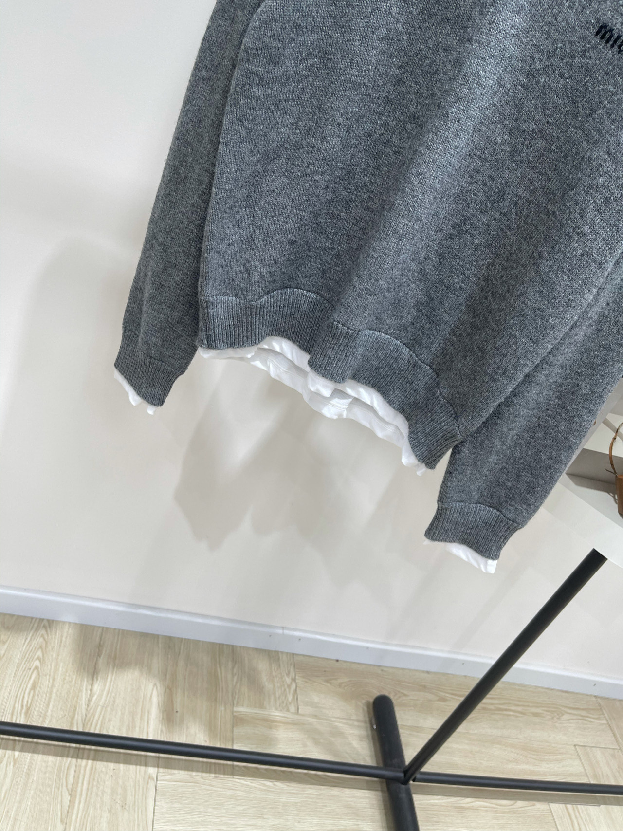【M灰白假两件长袖圆领毛衣】🔺，面料：羊毛羊绒混纺+棉颜色：灰色𝐌𝐈𝐔 𝐌𝐈*｜针织假两件v领毛衣25S