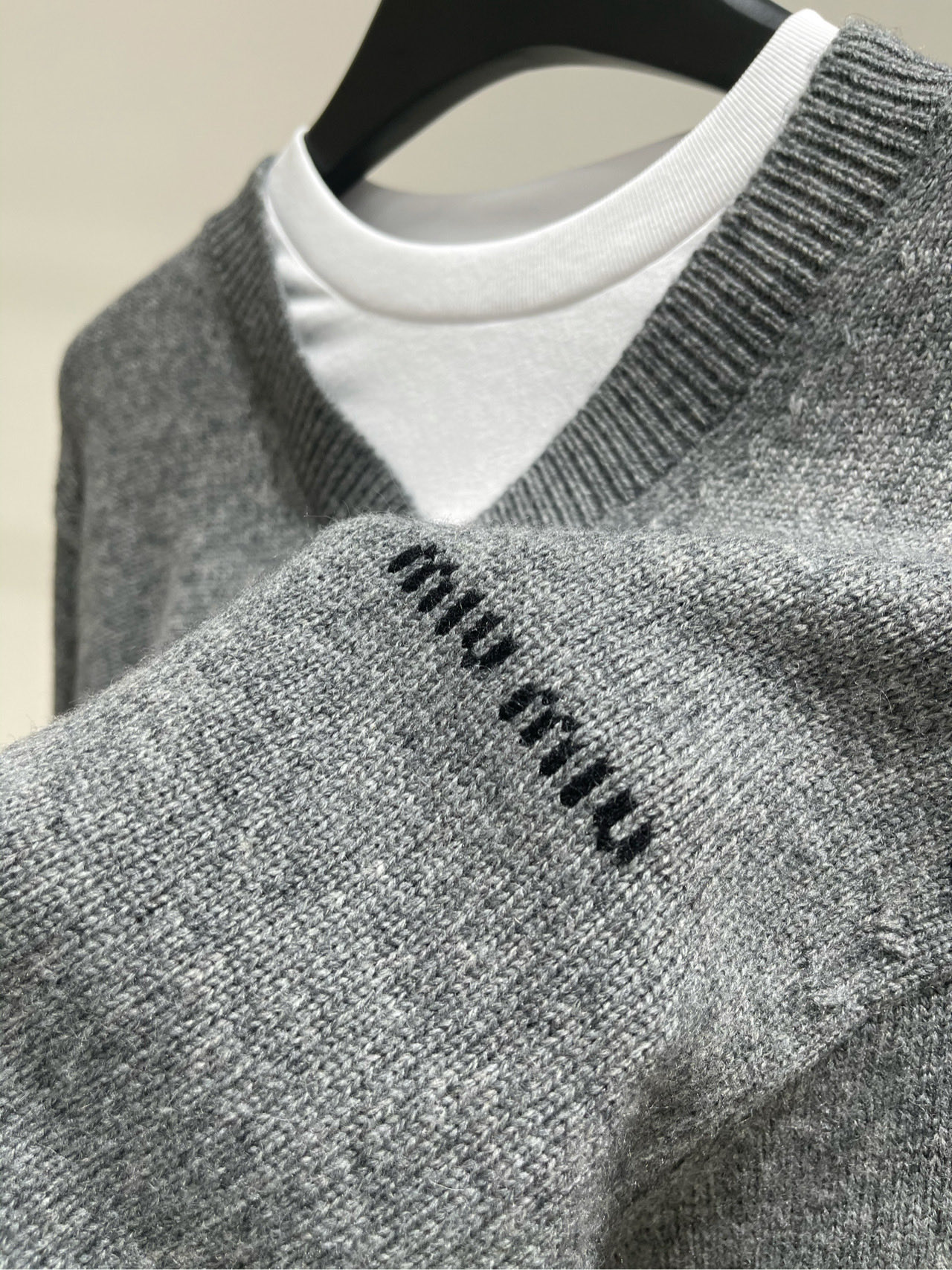 【M灰白假两件长袖圆领毛衣】🔺，面料：羊毛羊绒混纺+棉颜色：灰色𝐌𝐈𝐔 𝐌𝐈*｜针织假两件v领毛衣25S