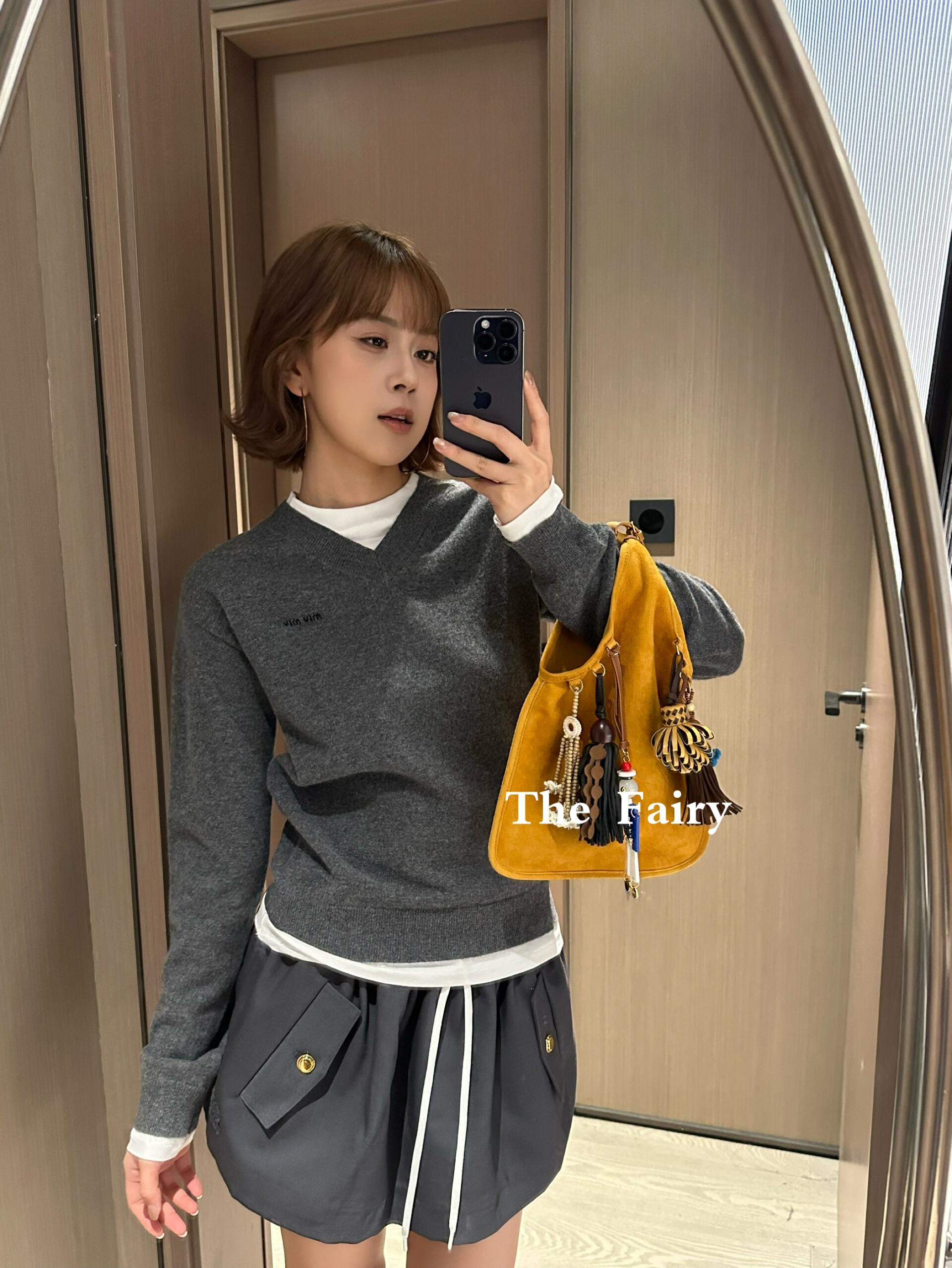 NO:450818,Simple knitted inserts combined with exquisite cashmere knitting to create layered effects, define Miu shape, balance the proportion and strong contrast between details and materials,,miumiu,alexander wang19860909简单的针织嵌片与精致的羊绒针织结合,打造层次效果,定义Miu造型,平衡细节与材质之间的比例和强烈对比,,miumiu,alexander wang,Women's clothing