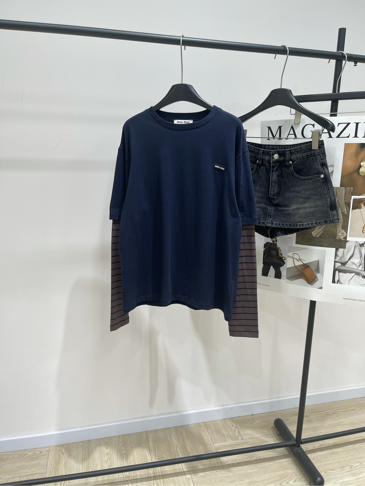 NO:450833,[M hidden blue knitted striped fake two-piece long-sleeved T], fabric is all cotton, color is hidden blue *｜Long-sleeved jersey knitted T-shirt 25SS early autumn new model is available!  Miu style logos such as sweaters and stripes blend in this outfit from a modern perspective to interpret the sense of layering, presenting a playful look and a free and personalized interpretation. Flat size S shoulder width 54, bust 112, garment length 66, sleeve length 65 M shoulder width 55, bust 116, garment length 67, sleeve length 66 L shoulder width 56, bust 120, garment length 68, sleeve length 67. There will be 2~3cm errors in manual measurements, belong to the normal range, miumiu,tees, t-shirt, alexander wang19860909【M藏蓝拼咖条纹假两件长袖T】 ,面料全棉 颜色藏蓝 *｜长袖平纹针织T恤 25SS早秋新款上新！ Miu风格标志如针织衫和条纹在这款服装中融合 从现代视角诠释层次感 呈现俏皮造型和自由、个性化的演绎 平铺尺码 S肩宽54,胸围112,衣长66,袖长65 M肩宽55,胸围116,衣长67,袖长66 L肩宽56,胸围120,衣长68,袖长67 手工测量会有2~3cm误差属于正常范围,,miumiu,tees，t-shirt,alexander wang,Women's clothing