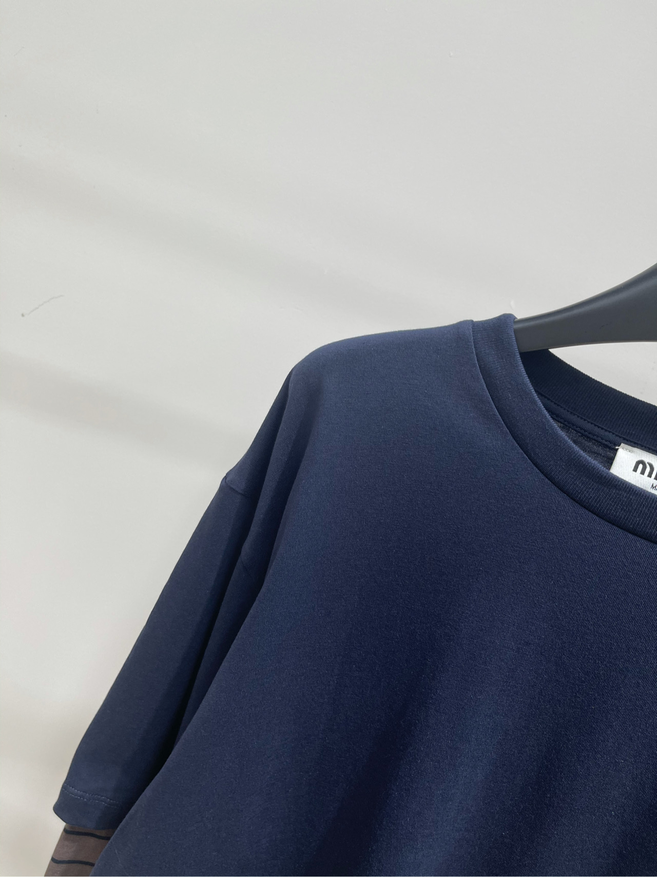 【M藏蓝拼咖条纹假两件长袖T】🔺，面料：全棉颜色：藏蓝 𝐌𝐈*｜长袖平纹针织T恤25SS早秋新款上新！M