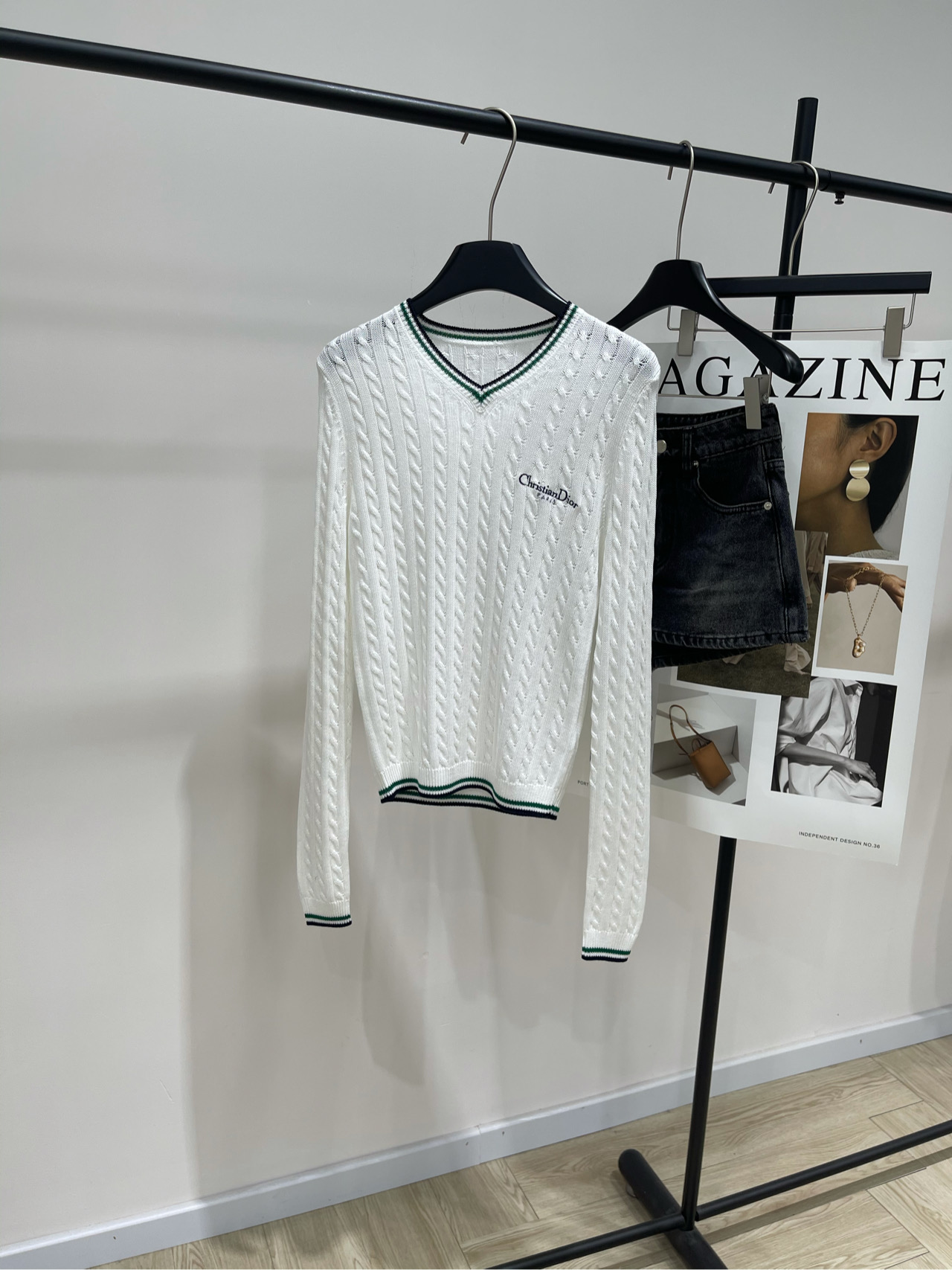 NO:452763,【D White Green-edged Twist Long-sleeved V-neck Sweater】, Fabric Cotton + Mulberry Silk Color White Dio25 Early Autumn New Style Twist Contrast Collar V-neck Pull-knit Embroidered Letter Long-sleeved Top Shipping Ready-to-wear Fashionable and fashionable Regular V-neck Clipping Not Picking the Body, In line with the public outfit, Twist texture, The upper body is in minutes to control the trendy style, The inner wear is also very good, rare element items Recommended, Flat Size S Shoulder Width 35, Bust 76 Elasticity, Clothes Length 53, Sleeve Length 66 M Shoulder Width 36, Bust 80 Elasticity, Clothes Length 55, Sleeve Length 67 L Shoulder Width 37, Bust 84 Elasticity, Clothes Length 56, Sleeve Length 68 Manual measurement will have 2~3cm errors within the normal range, Dior, Sweaters, Alexander wang19860909【D白色绿边麻花长袖V领毛衣】 ,面料棉+桑蚕丝 颜色白色 Dio25早秋新款 麻花撞色领口V领套头针织 刺绣字母长袖上衣出货 成衣时髦洋气 常规V领剪裁 不挑身材 符合大众穿搭 麻花肌理呈现 上身分分钟驾驭出潮流风格 内搭也很不错 少有的元素单品 推荐入 平铺尺码 S肩宽35,胸围76弹力,衣长53,袖长66 M肩宽36,胸围80弹力,衣长55,袖长67 L肩宽37,胸围84弹力,衣长56,袖长68 手工测量会有2~3cm误差属于正常范围,,dior,sweaters,alexander wang,Women's clothing