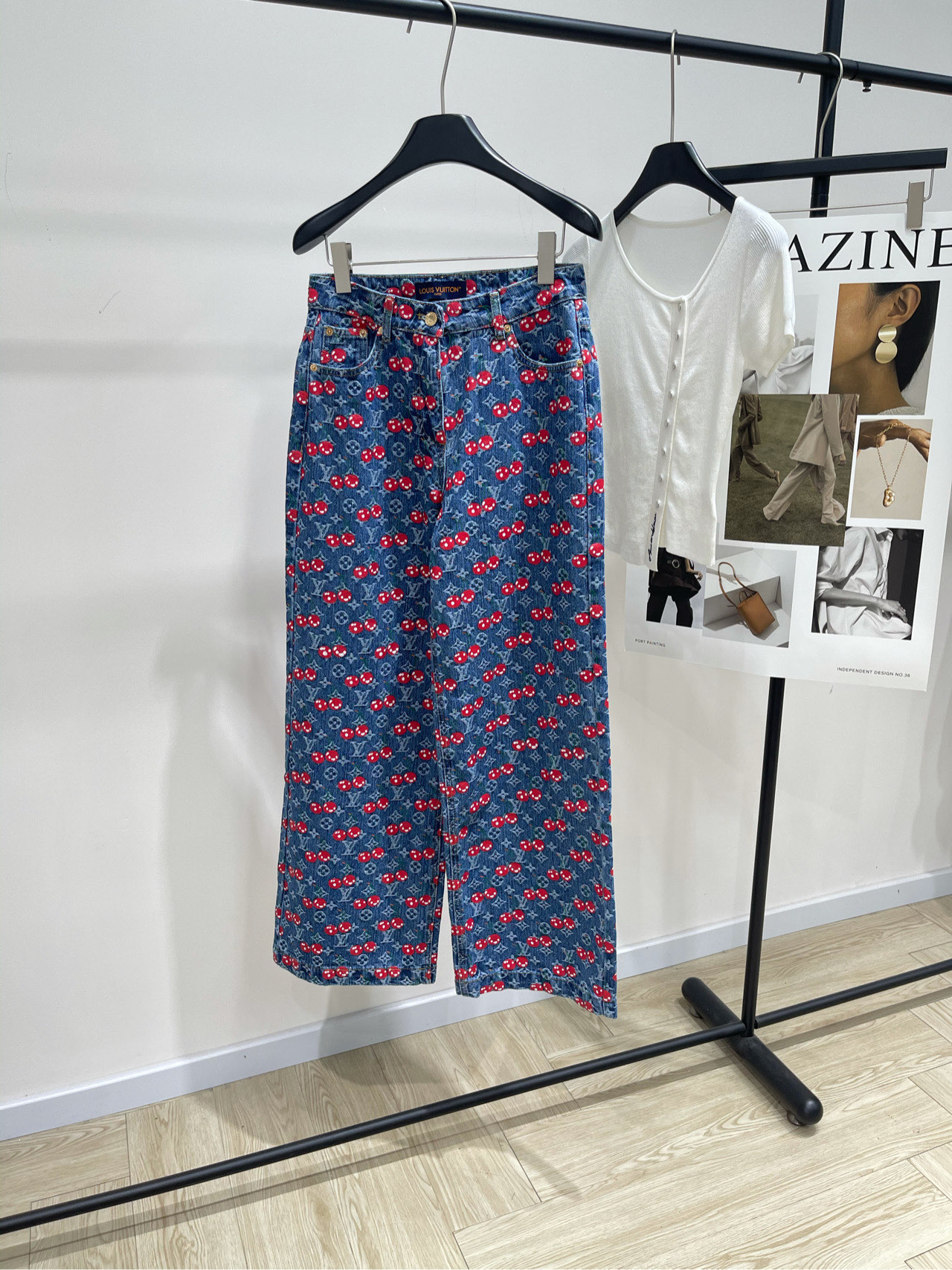 NO:453326,【lv dark blue presbyopia cherry jean trousers】, fabric denim cotton, dark blue, Louis 25 new heavy industry fermented decorating custom style, presbyopia letter cherry print pattern trousers shipped, versatile and comfortable and easy to wear slim style, customized work style, loose and inclusive, medium and high waist, waist style has been repeatedly adjusted, close fat and comfortable to wear without slim, super recognition, customized denim letter metal buckle, zipper head electroplating and restore high quality, flat size S waist 68, hip circumference 96, trouser length 105 M waist circumference 72, hip circumference 100, trouser length 106 L waist circumference 76, hip circumference 104, trouser length 107 Manual measurement will have 2~3cm errors within the normal range,, louis vuitton, louis vuitton, alexander wang19860909【lv深蓝老花樱桃牛仔长裤】 ,面料牛仔棉 颜色深蓝 Loui25新款重工酵洗牛仔定制款 老花字母樱桃印花图案长裤出货 版型百搭舒适好穿修身款式 定制工装风 裤身宽松包容性很强 中高腰,腰部版型经过反复调整 收拢赘肉舒适好穿不勒腹,超强辨识度 定制牛仔字母金属扣 拉链头电镀还原高品质 平铺尺码 S腰围68,臀围96,裤长105 M腰围72,臀围100,裤长106 L腰围76,臀围104,裤长107 手工测量会有2~3cm误差属于正常范围,,louis vuitton,louis vuitton,alexander wang,Women's clothing