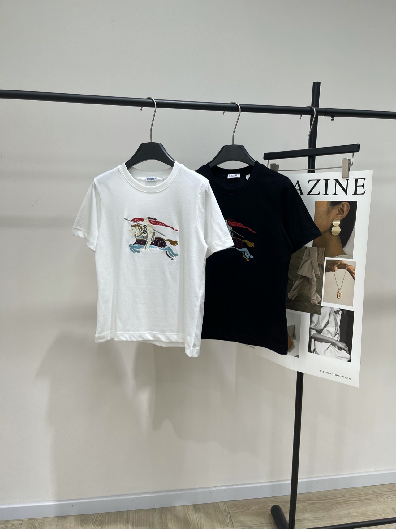 NO:453291,[bbr war horse embroidered short-sleeved T], fabric is all cotton, color white and black. BBR25 early autumn limited new style. Three-dimensional custom embroidery pattern. Round neck contrasting T-shirt shipped. The round neck design is simple and easy to wear. It attracts attention when walking on the street. It has both appearance and comfort!  You will definitely be absolutely amazing when you get it. It is really eye-catching. Flat size S shoulder width 39, bust 92, garment length 58, sleeve length 21 M shoulder width 40, bust 96, garment length 59, sleeve length 22 L shoulder width 41, bust 100, garment length 60, sleeve length 23 Manual measurement will have 2~3cm errors within the normal range, T-shirt,tees, t-shirt,alexander wang19860909【bbr战马刺绣短袖T】 ,面料全棉 颜色白色、黑色 BBR25早秋限定新款 立体定制刺绣图案 圆领撞色T恤出货 圆领设计简洁好穿 走在街上吸睛度满分 颜值与舒适兼具！ 你们拿到手一定会绝绝子 真的让人眼前一亮 平铺尺码 S肩宽39,胸围92,衣长58,袖长21 M肩宽40,胸围96,衣长59,袖长22 L肩宽41,胸围100,衣长60,袖长23 手工测量会有2~3cm误差属于正常范围,,T-shirt,tees，t-shirt,alexander wang,Women's clothing