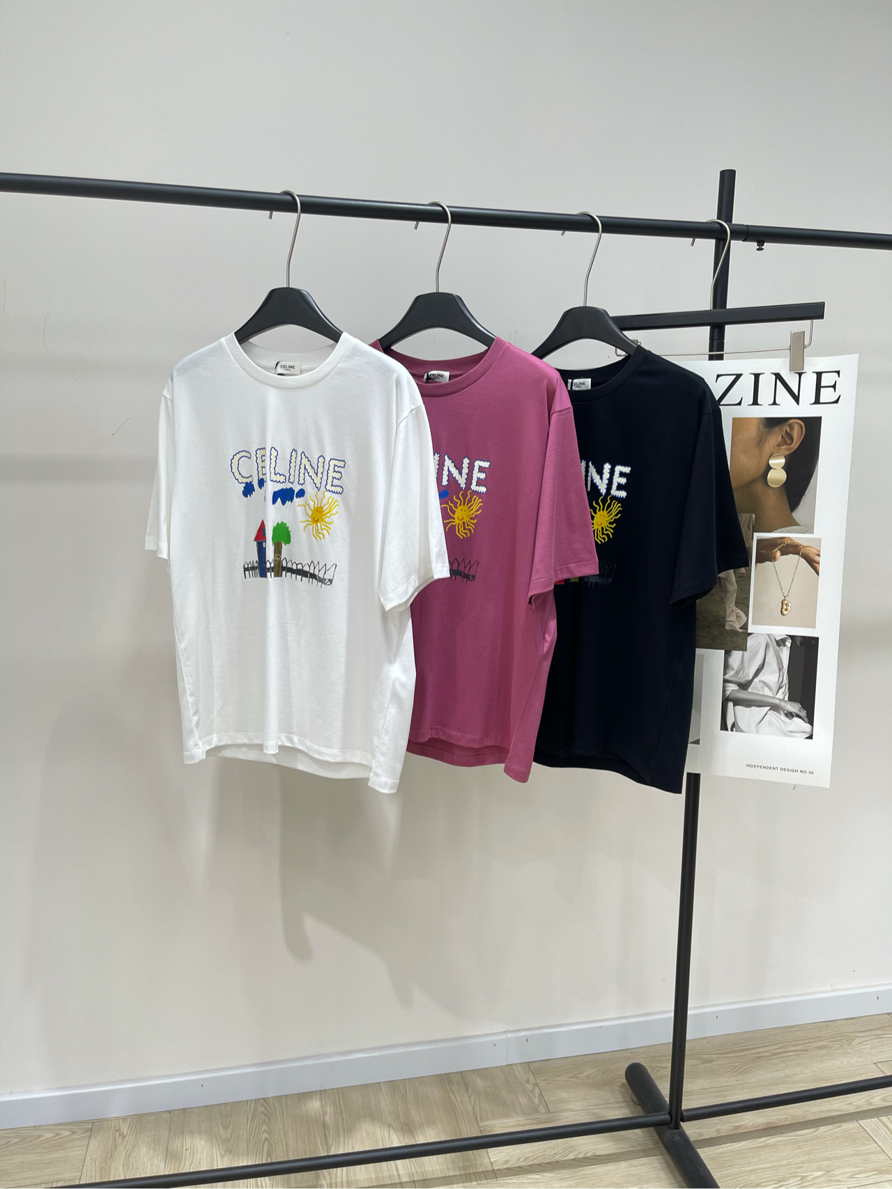 NO:453296,【ce three-color cartoon graffiti print short-sleeved T】, fabric all cotton color white, raspberry red, black Celin25 new heavy industry graffiti print letter pattern round neck contrasting short-sleeved T-shirt shipped Customized cotton material merceration treatment Comfortable and skin-friendly active printing technology Contrast printing technique Old and retro Delicate pattern incorporating ready-to-wear full of texture and regular loose fitting cut The upper body fits the body fashionable and age-reducing flat size S shoulder width 46, bust 108, 64, sleeve length 25 M shoulder width 47, bust 112, 65, sleeve length 26 L shoulder width 48, bust 116, 66, sleeve length 27 Manual measurement will have 2~3cm errors within the normal range, celine, T-shirt,tees, t-shirt,alexander wang19860909【ce三色卡通涂鸦印花短袖T】 ,面料全棉 颜色白色、树莓红、黑色 Celin25新款重工涂鸦印花字母图案 圆领撞色短袖T恤出货 定制全棉材质 丝光处理 舒适亲肤沿用活性印花工艺 撞色印花手法 做旧复古 精致图案融入 成衣气质感满满常规宽松版型剪裁 上身贴合身形 洋气减龄 平铺尺码 S肩宽46,胸围108,衣长64,袖长25 M肩宽47,胸围112,衣长65,袖长26 L肩宽48,胸围116,衣长66,袖长27 手工测量会有2~3cm误差属于正常范围,,celine,T-shirt,tees，t-shirt,alexander wang,Women's clothing