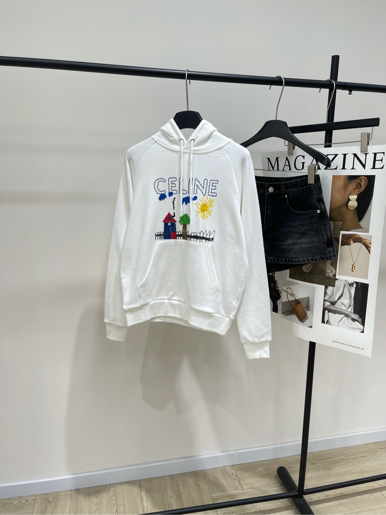 NO:453305,【ce white cartoon graffiti print hooded sweatshirt】, fabric all cotton color white Celin25 new heavy industry graffiti print letter pattern Hooded drawstring contrasting sweatshirt shipment customized cotton material Merceration treatment Comfortable and skin-friendly active printing technology Contrast printing technique Old and retro Delicate pattern integration Ready garment full of texture and regular loose fitting cut The upper body fits the body, fashionable and age-reducing flat size S raven sleeves, bust 104, 59, rotator sleeves 75 M raven sleeves, bust 108, 61, rotator sleeves 76 L raven sleeves, bust 112, 63, rotator sleeves 77 Manual measurement will have 2~3cm errors within the normal range, celine, hoodie, sweatshirts, hats, alexander wang19860909【ce白色卡通涂鸦印花连帽卫衣】 ,面料全棉 颜色白色 Celin25新款重工涂鸦印花字母图案 连帽抽绳撞色卫衣出货定制全棉材质 丝光处理 舒适亲肤沿用活性印花工艺 撞色印花手法 做旧复古 精致图案融入 成衣气质感满满常规宽松版型剪裁 上身贴合身形 洋气减龄 平铺尺码 S插肩袖,胸围104,衣长59,肩袖长75 M插肩袖,胸围108,衣长61,肩袖长76 L插肩袖,胸围112,衣长63,肩袖长77 手工测会有2~3cm误差属于正常范围,,celine,hoodie,sweatshirts,hats,alexander wang,Women's clothing