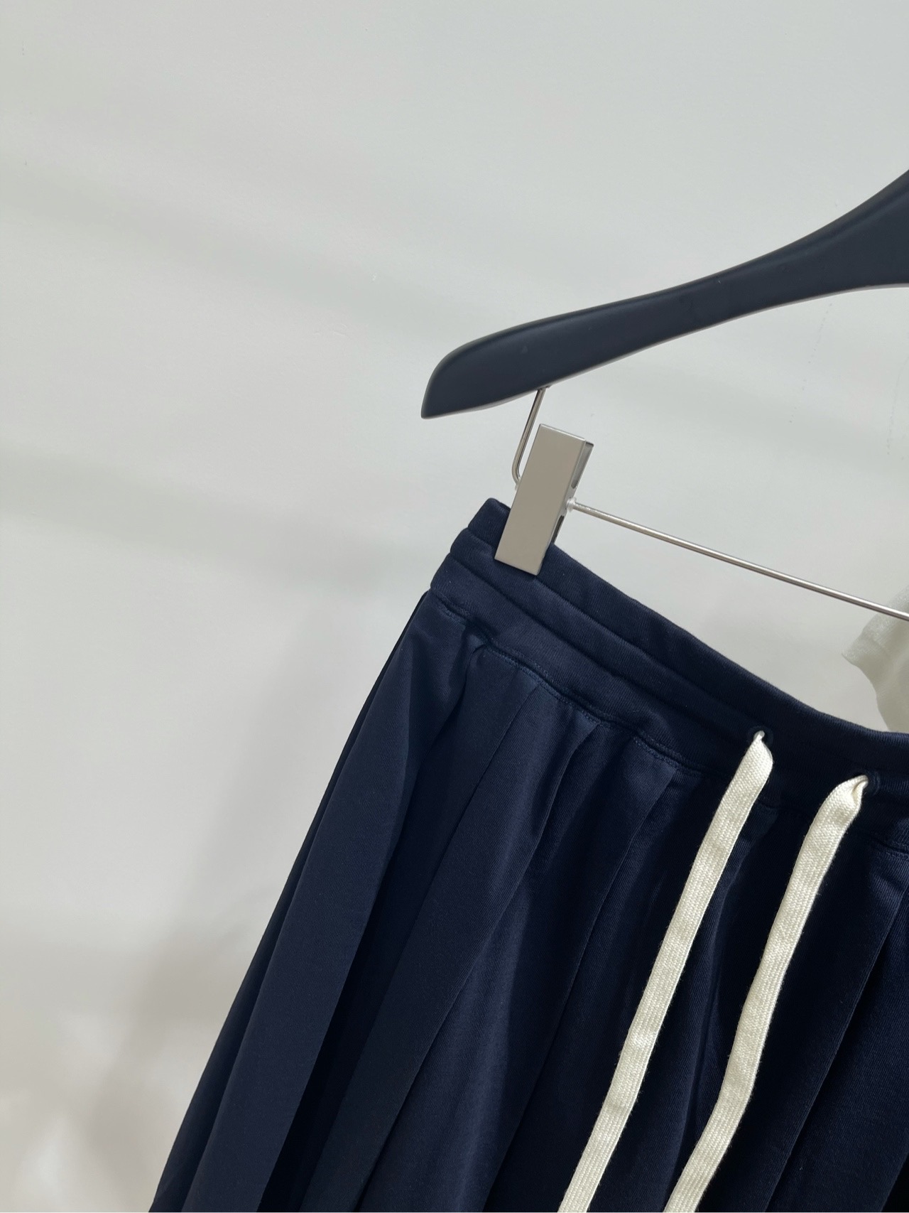 【M藏蓝白绳运动百褶中长半裙】🔺，面料：全棉颜色：藏蓝Miumi* 25FW早秋新款 抽绳绑带刺绣字母百