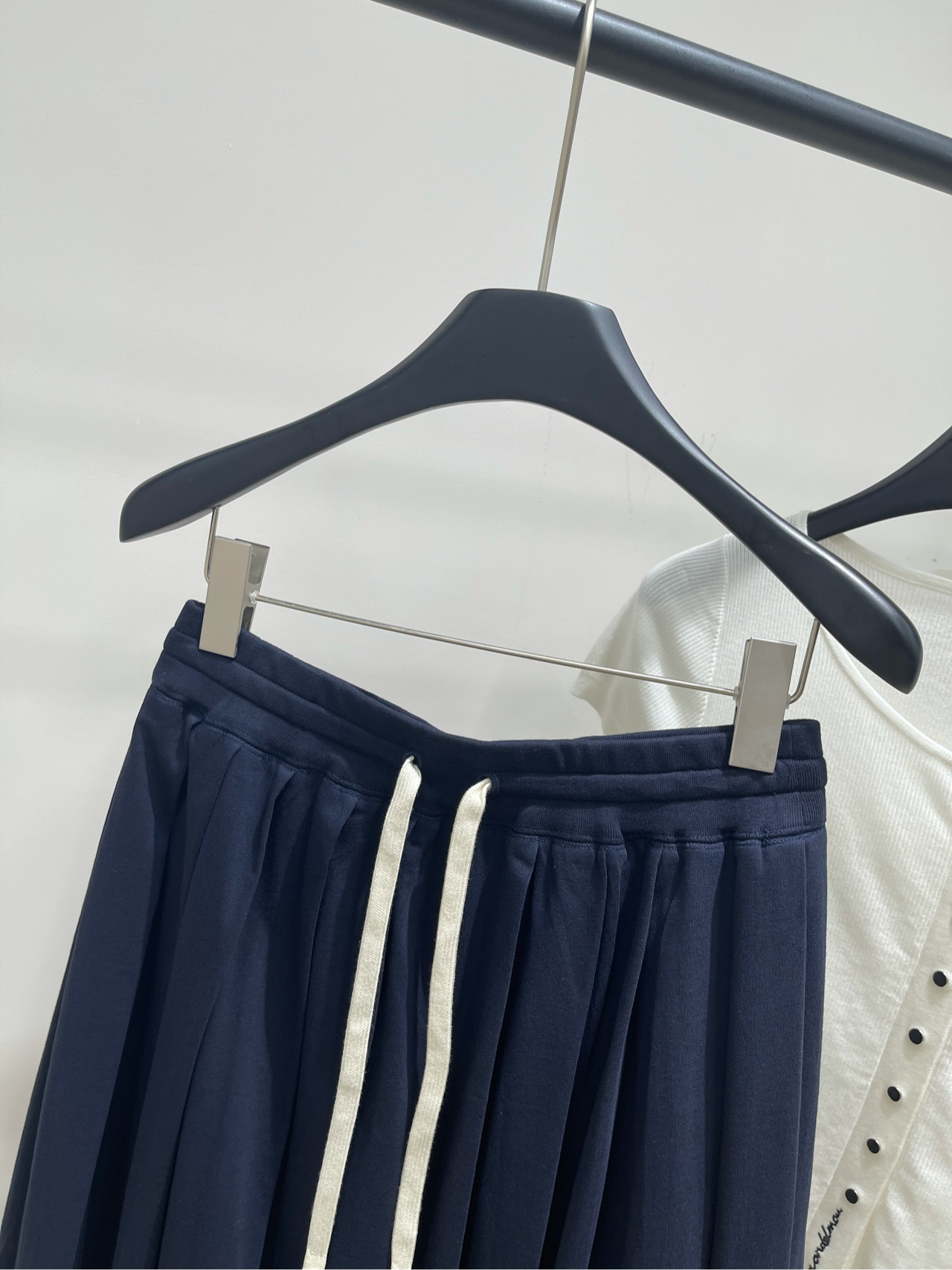 【M藏蓝白绳运动百褶中长半裙】🔺，面料：全棉颜色：藏蓝Miumi* 25FW早秋新款 抽绳绑带刺绣字母百