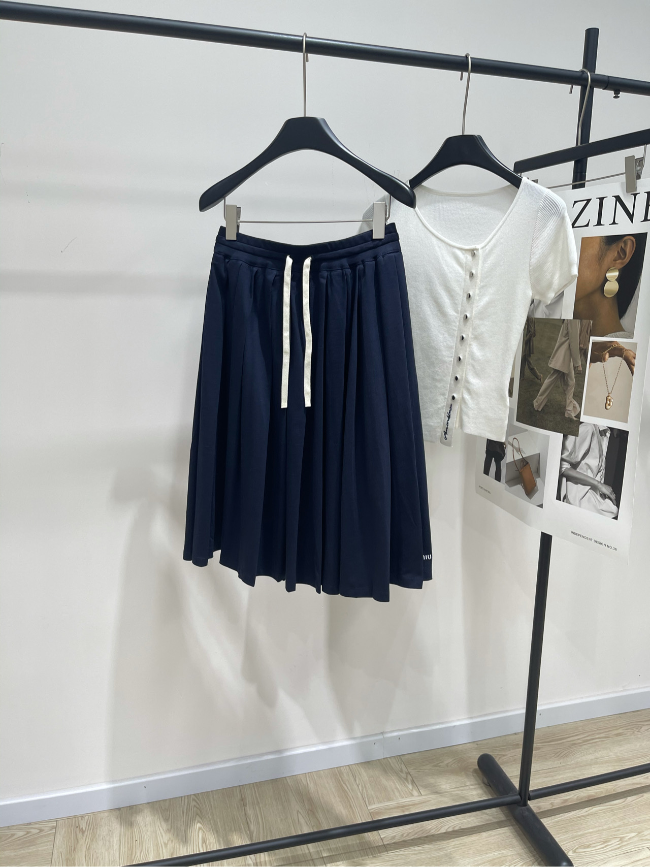 NO:453315,[M hidden blue and white rope sports pleated mid-length skirt], fabric is all cotton, color hidden blue Miumi* 25FW early autumn new style drawstring embroidered letter pleated mid-skirt, high-end production!  Customized cotton material. A skirt is made of extra large materials, with exquisite pleats and pleats. The drape feels very good. The logo embroidered letter pattern on the hem of the skirt shows the charm of the brand. It is easy to control the layered and single wear!  Perfect workmanship quality depends on details. Flat size S waist circumference 68 elasticity, hip circumference is not limited, skirt length 65 M waist circumference is 72 elasticity, hip circumference is not limited, skirt length 66 L waist circumference is 76 elasticity, hip circumference is not limited, skirt length 67 manual measurement will have 2~3cm errors within the normal range, miumiu, skirt circumference is 100%19860909【M藏蓝白绳运动百褶中长半裙】 ,面料全棉 颜色藏蓝 Miumi* 25FW早秋新款 抽绳绑带刺绣字母百褶中裙 高版出品！定制棉材质 一条裙子超大用料,褶位和褶量精致 垂感非常好,裙身下摆徽标刺绣字母图案 彰显品牌魅力定位～叠穿单穿都是轻松驾驭！ 完美做工品质看细节 平铺尺码 S腰围68弹力,臀围不限,裙长65 M腰围72弹力,臀围不限,裙长66 L腰围76弹力,臀围不限,裙长67 手工测量会有2~3cm误差属于正常范围,,miumiu,skirts,alexander wang,Women's clothing