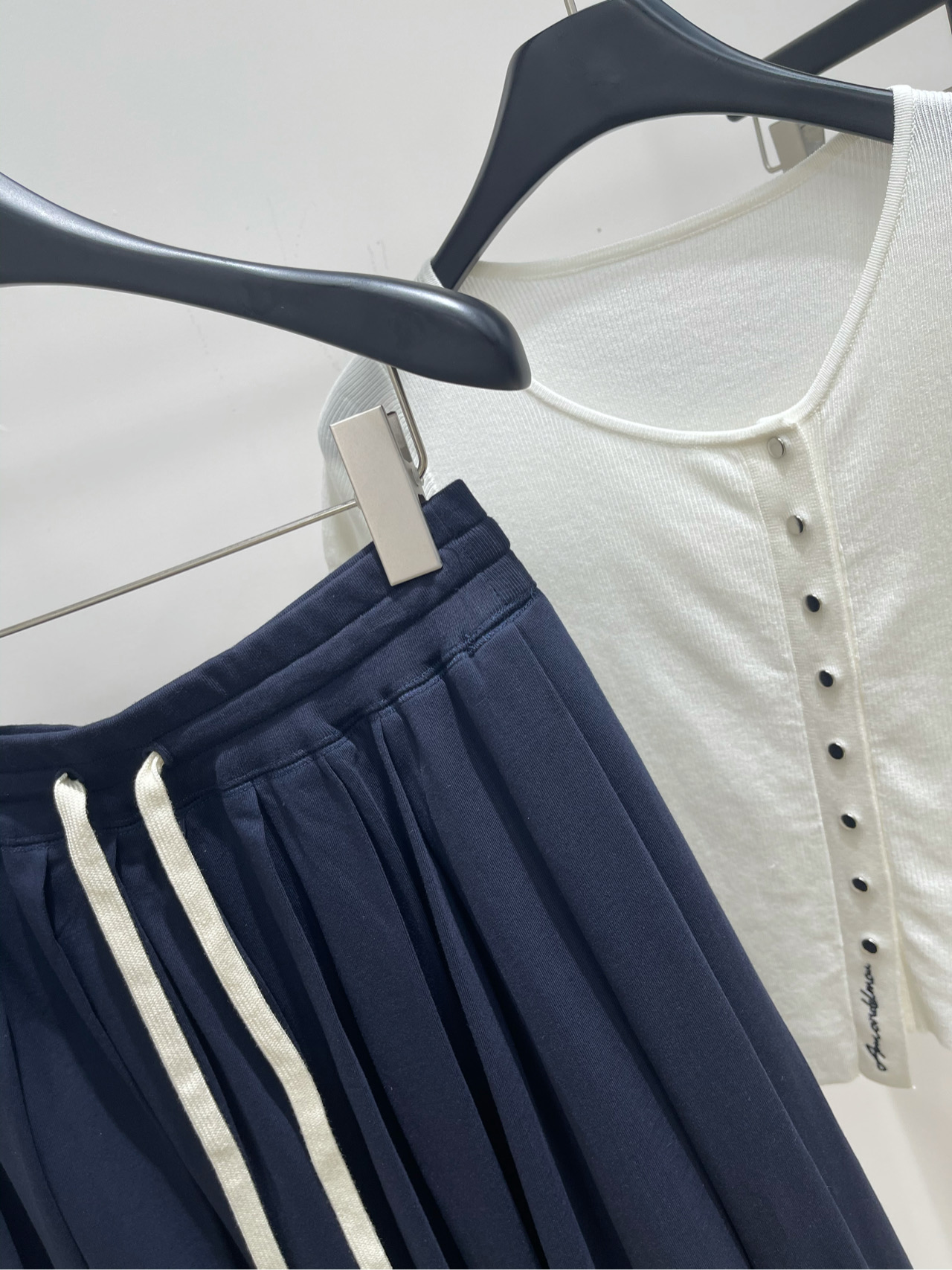 【M藏蓝白绳运动百褶中长半裙】🔺，面料：全棉颜色：藏蓝Miumi* 25FW早秋新款 抽绳绑带刺绣字母百