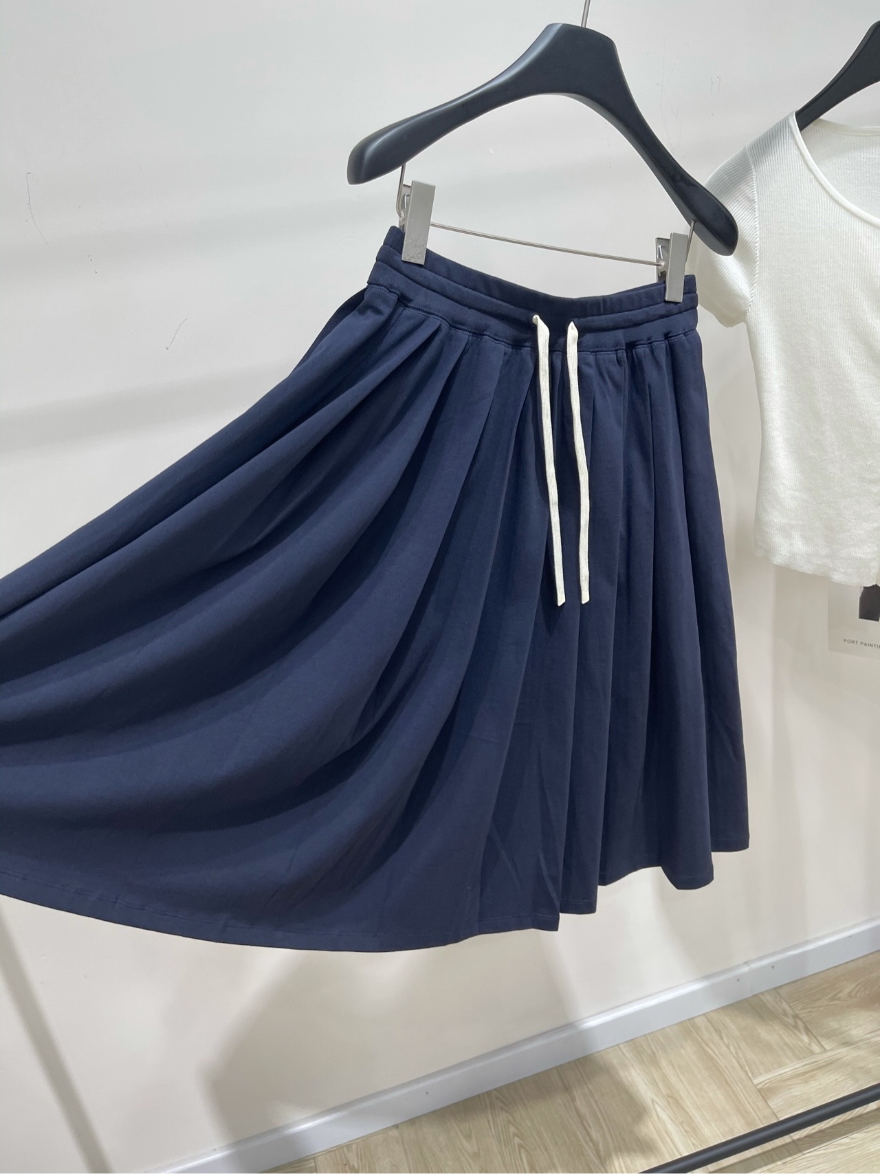 【M藏蓝白绳运动百褶中长半裙】🔺，面料：全棉颜色：藏蓝Miumi* 25FW早秋新款 抽绳绑带刺绣字母百