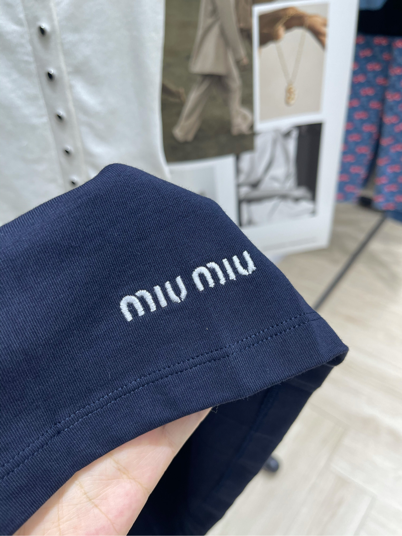 【M藏蓝白绳运动百褶中长半裙】🔺，面料：全棉颜色：藏蓝Miumi* 25FW早秋新款 抽绳绑带刺绣字母百