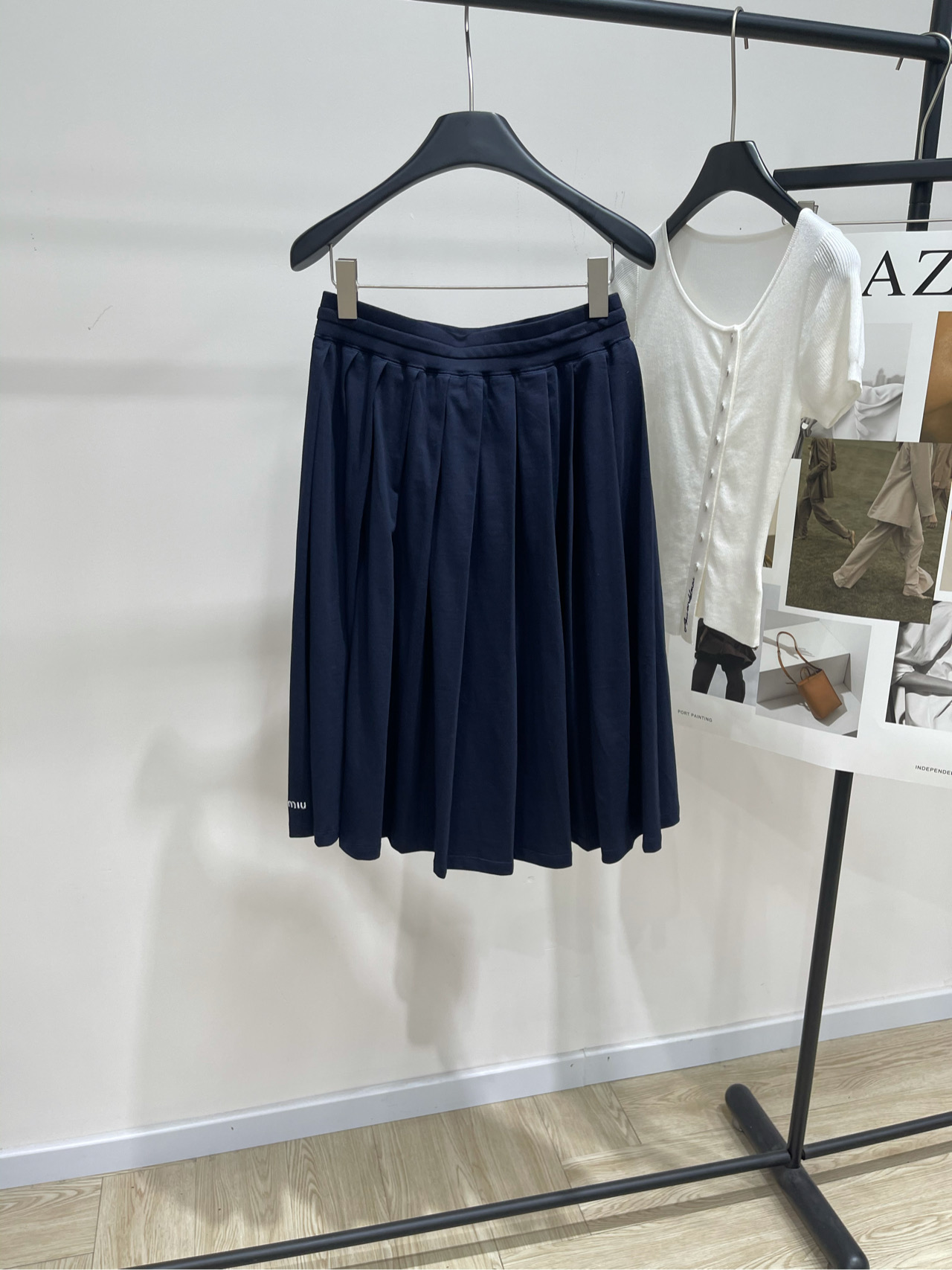 【M藏蓝白绳运动百褶中长半裙】🔺，面料：全棉颜色：藏蓝Miumi* 25FW早秋新款 抽绳绑带刺绣字母百
