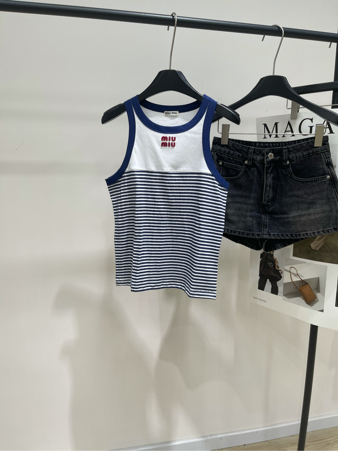 NO:453324,[M blue and white striped naval style vest], fabric is all cotton, color blue and white stripes *｜Navigation series striped vest 25SS early autumn new model is available!  Classic striped contrasting round neck top with red logo patch on the chest. The lower body is made of striped combination to make the whole piece of clothing full of retro joints. Flat size S shoulder width 27, bust 82, closure length 54 M shoulder width 28, bust 86, closure length 55 L shoulder width 29, bust 90, closure length 56. There will be 2~3cm errors in manual measurements, which are within the normal range., alexander wang19860909【M蓝白条纹海军风小背心】 ,面料全棉 颜色蓝白条纹 *｜航海系列条纹背心 25SS早秋新款上新！ 经典的条纹撞色圆领上衣 胸前红色徽标贴布点缀 下半身采用条纹拼使整件衣服复古接头风拉满 平铺尺码 S肩宽27,胸围82,衣长54 M肩宽28,胸围86,衣长55 L肩宽29,胸围90,衣长56 手工测量会有2~3cm误差属于正常范围,,alexander wang,Women's clothing