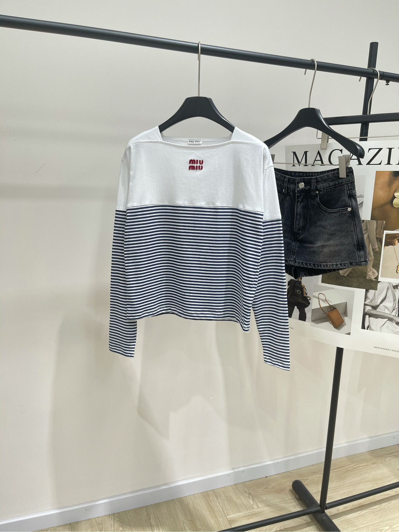 NO:453334,[M blue and white striped small square collar long sleeve T], fabric all cotton, color blue and white stripes *｜Striped long sleeve top 25SS early autumn new style is available!  This striped long-sleeved top with small square collar design, red logo patch on the chest, the lower body is made of striped to make the whole piece of clothing full of retro joints, and can be worn alone. Flat size S shoulder width 48, bust 92, length 54, sleeve length 57 M shoulder width 49, bust 96, length 55, sleeve length 58 L shoulder width 50, bust 100, length 56, sleeve length 59. There will be 2~3cm errors in manual measurements, and belong to the normal range.19860909【M蓝白条纹小方领长袖T】 ,面料全棉 颜色蓝白条纹 *｜条纹长袖上衣 25SS早秋新款上新！ 这款条纹长袖上衣领口小方领设计 胸前红色徽标贴布点缀 下半身采用条纹拼使整件衣服复古接头风拉满 内搭单穿都可 平铺尺码 S肩宽48,胸围92,衣长54,袖长57 M肩宽49,胸围96,衣长55,袖长58 L肩宽50,胸围100,衣长56,袖长59 手工测量会有2~3cm误差属于正常范围,,alexander wang,Women's clothing