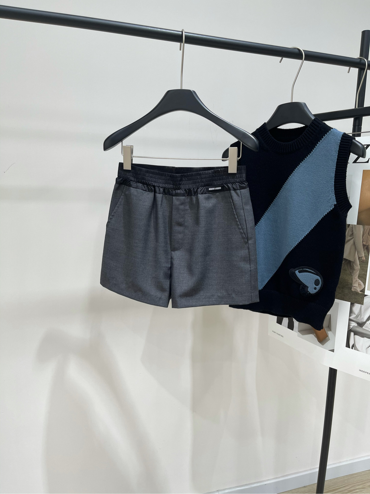 NO:453344,[M gray webbing spliced ​​casual shorts], fabric worsened cotton wool color gray *｜Wait spliced ​​shorts 25SS early autumn new style is available!  Ultra-fine wool adds a classic atmosphere to the casual silhouette of this shorts. Release the Miu style password from a new perspective. The details of the sports-style belt add a playful and elegant contrast to highlight the balance between comfort and style. Flat size S waist 68 elasticity, hip 100, trousers length 36 M waist 72 elasticity, hip 104, trousers length 37 L waist 76 elasticity, hip 108, trousers length 38. There will be 2~3cm errors in manual measurements. Miumiu, shorts, alexander wang19860909【M灰色织带拼接休闲短裤】 ,面料精纺棉羊毛 颜色灰色 *｜腰头拼接短裤 25SS早秋新款上新！ 超细羊毛为这款短裤的休闲廓形增添经典气息 以全新视角重释Miu风格密码 运动风腰带细节增添俏皮而优雅的对比 突显舒适与风格之间的平衡 平铺尺码 S腰围68弹力,臀围100,裤长36 M腰围72弹力,臀围104,裤长37 L腰围76弹力,臀围108,裤长38 手工测量会有2~3cm误差属于正常范围,,miumiu,shorts,alexander wang,Women's clothing