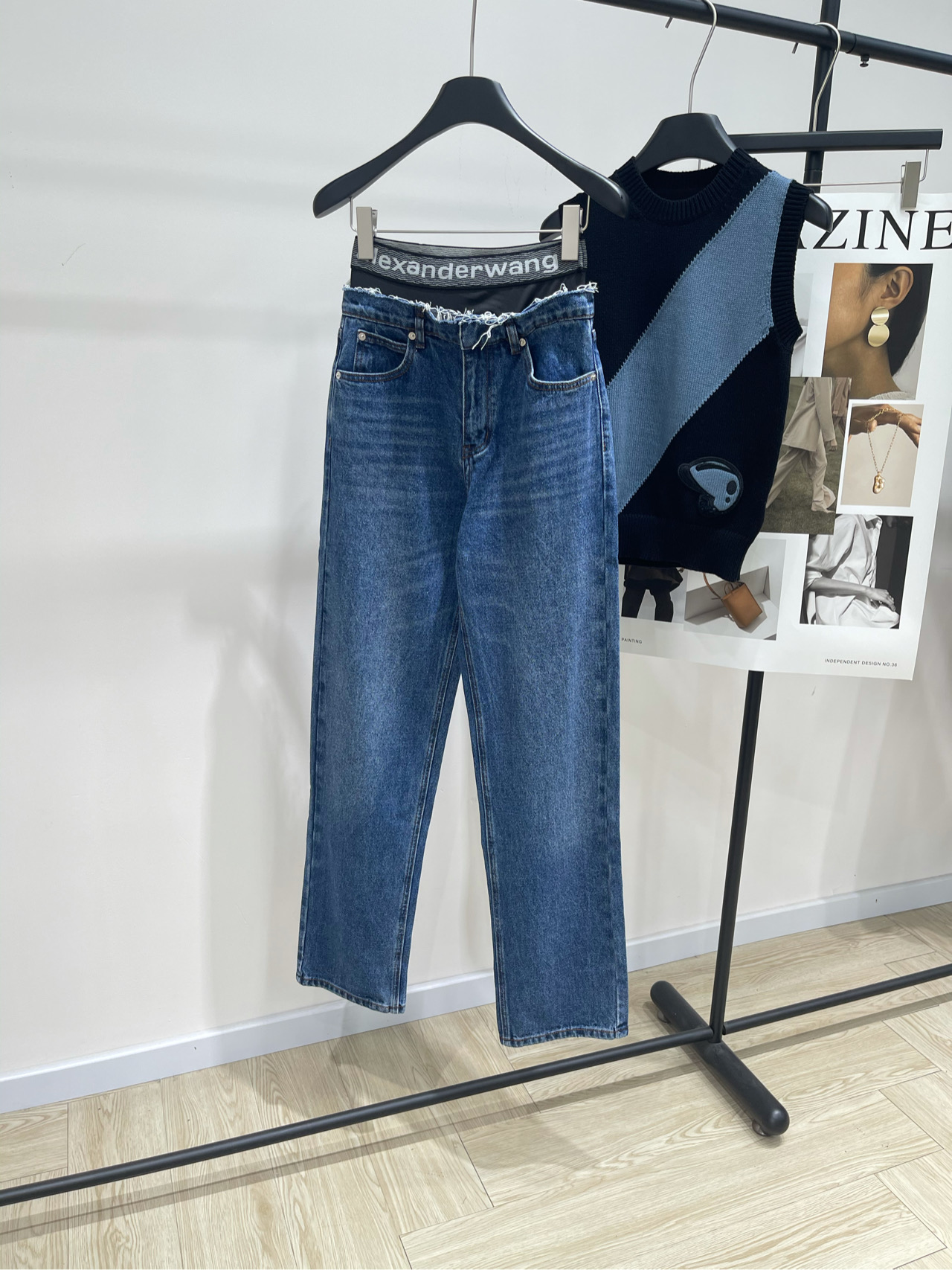 NO:453354,[Aw dark blue webbing letter bristling denim trousers], fabric full cotton denim cotton color dark blue, king 25Fw early autumn new style, double waist bristling straight jean trousers, high-end production!  It makes people who wear it praise it. No one can refuse to look slim and long legs. However, this year's big hits are sold in various counters all over the world. Each store has an excellent style that is hard to find. I immediately took it. I highly recommend the model to keep it!  Customized workmanship quality depends on the details!  Flat size S (27) waist circumference 68, hip circumference 96, trouser length 111 M (28) waist circumference 72, hip circumference 100, trouser length 112 L (29) waist circumference 76, hip circumference 104, trouser length 113 Manual measurement will have 2~3cm errors within the normal range, alexander wang, alexander wang19860909【Aw深蓝织带字母毛边牛仔长裤】 ,面料全棉牛仔棉 颜色深蓝 大王25Fw早秋新款 双腰头毛边效果直筒牛仔长裤 高版出品！让穿上它的人都赞不绝口 谁都无法拒绝显瘦又显腿长呢 可是今年的大爆款世界各专柜简直卖爆 各个门店一条难求的版型优秀 立马拿捏住了 强烈推荐自留款！ 定制做工品质看细节！ 平铺尺码 S（27）腰围68,臀围96,裤长111 M（28）腰围72,臀围100,裤长112 L（29）腰围76,臀围104,裤长113 手工测量会有2~3cm误差属于正常范围,,alexander wang,alexander wang,Women's clothing