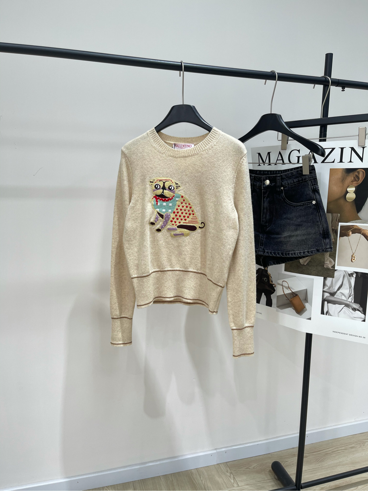 NO:454282,【VT oatmeal color cartoon long-sleeved round neck sweater】, fabric wool blend, color oatmeal color 25 new cartoon little tiger sweater! The comfortable and natural round neck brings you a comfortable feeling. Jingzhi's unique cartoon embroidery adds dazzling light to the sweater. The straight-tube style allows you to move freely, and the sense of restraint. Daily commuting, vacation, activities, light and light. The overall simple style is fashionable and matchless, and it is out of date no matter how you wear it~ Flat size S shoulder width 38, bust 88 elastic, 51 length, sleeve length 64 M shoulder width 39, bust 92 elastic, 53, sleeve length 65 L shoulder width 40, bust 96 elastic, 55, sleeve length 66. There will be 2~3cm errors in manual measurements, belong to the normal range, sweaters, alexander wang19860909【VT燕麦色卡通长袖圆领毛衣】 ,面料羊毛混纺 颜色燕麦色 25新款卡通小老虎针织衫! 舒适自然的圆领给您带来芜比惬意的感受 菁致独te的卡通刺绣为针织衫增添了耀眼的光芒 直筒版型让你行动自如,hao芜拘束感 日常 通勤 度假 活动轻淞拿捏 整体简约的风格时尚又佰搭,怎么穿都不过时~ 平铺尺码 S肩宽38,胸围88弹力,衣长51,袖长64 M肩宽39,胸围92弹力,衣长53,袖长65 L肩宽40,胸围96弹力,衣长55,袖长66 手工测量会有2~3cm误差属于正常范围,,sweaters,alexander wang,Women's clothing